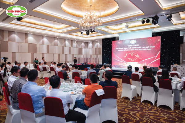 Lễ vinh danh top 15 nhà phân phối có doanh thu cao nhất 6 tháng đầu năm 2024