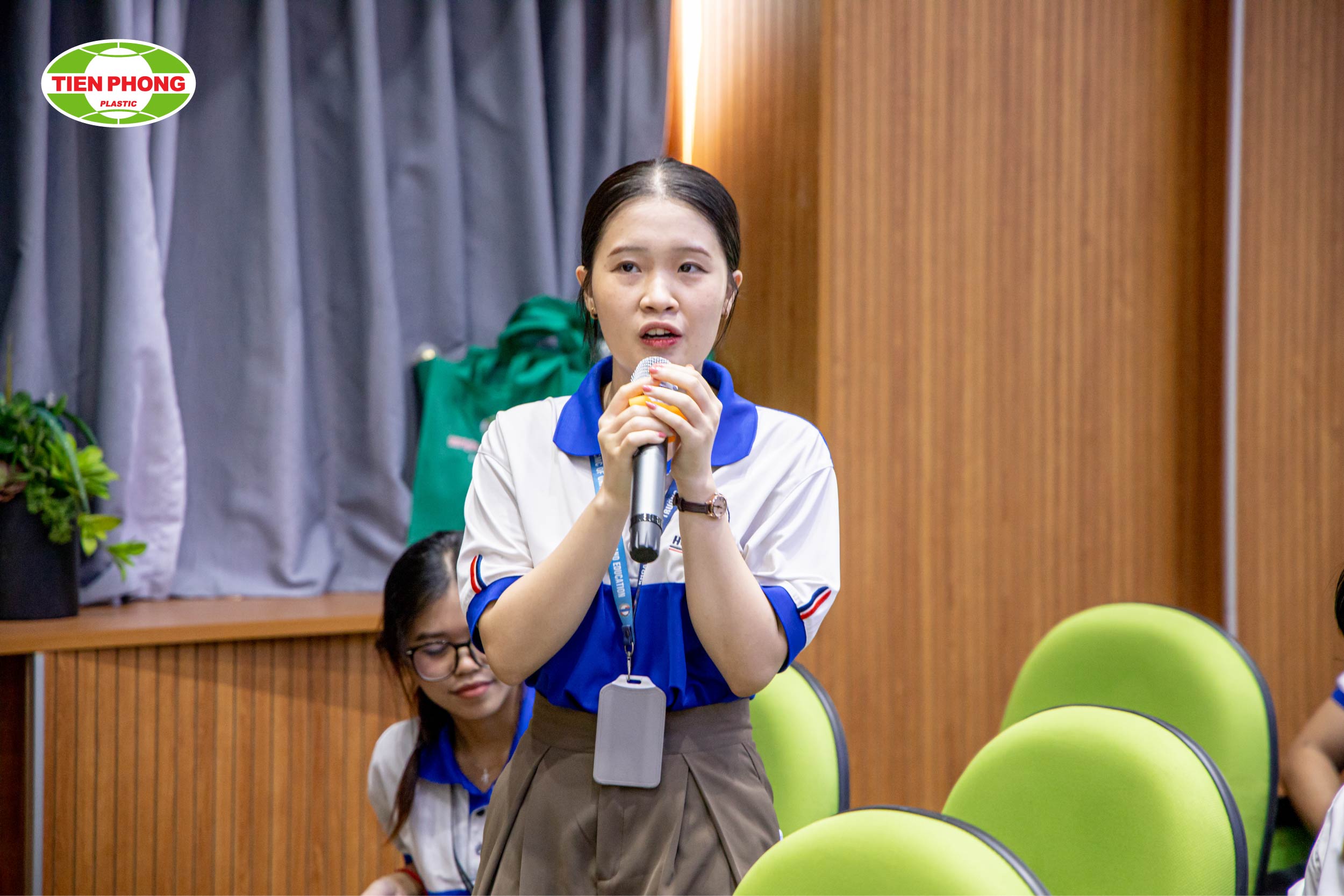 Các em sinh viên thảo luận sôi nổi cùng chuyên gia 