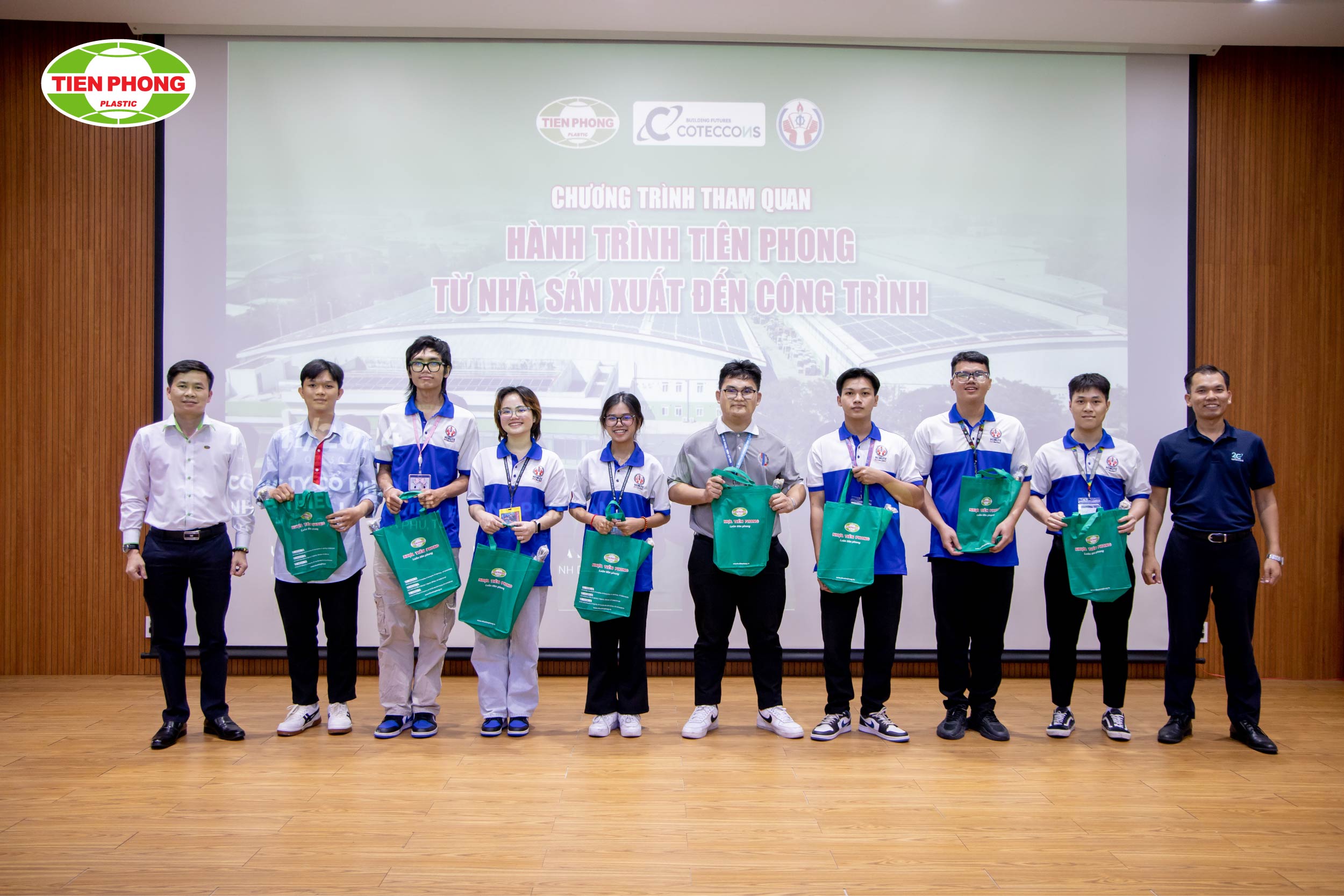 8 sinh viên xuất sắc trong cuộc thi “Tìm hiểu về nhà máy Tiền Phong Nam”