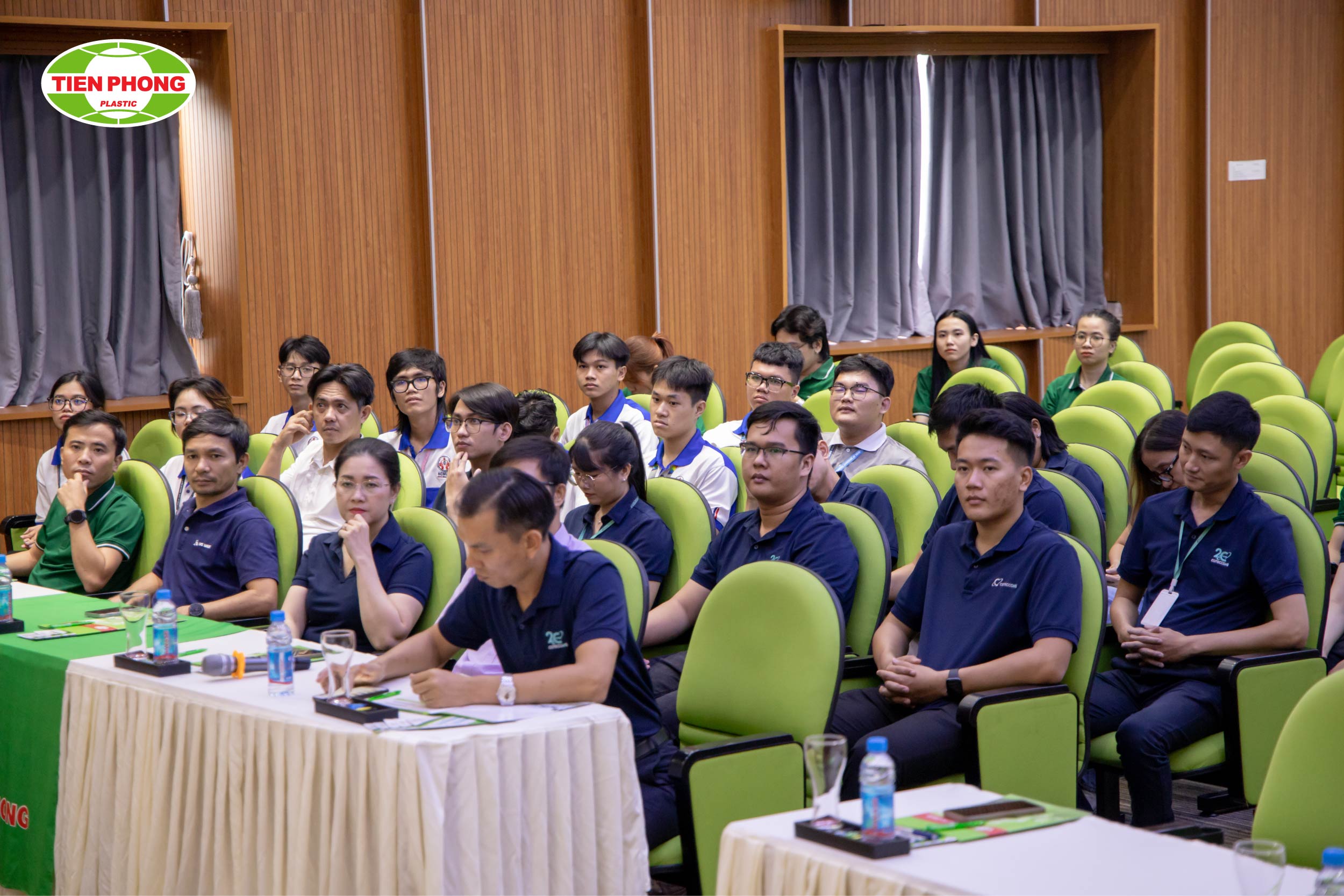 đại biểu tham gia tham quan nhà máy Tiền Phong Nam