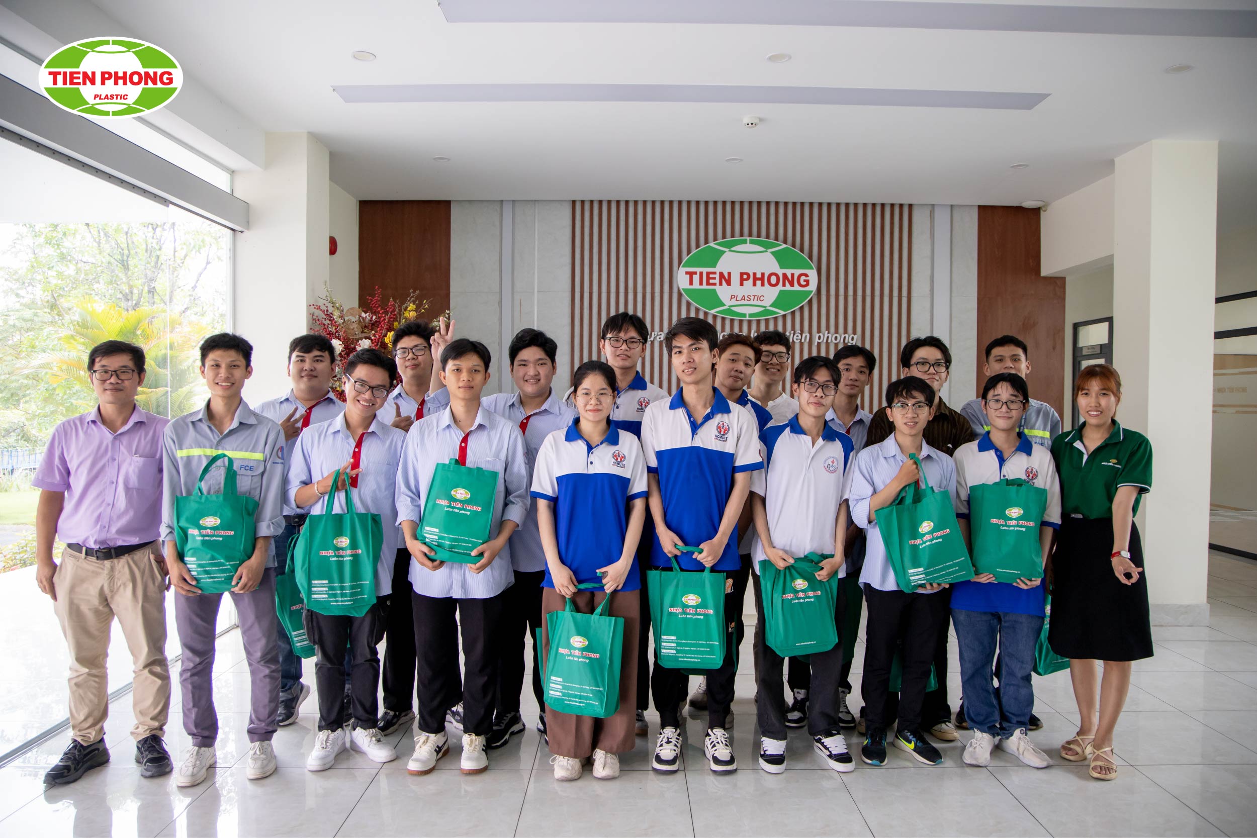 Trao quà lưu niệm và kết thúc chương trình