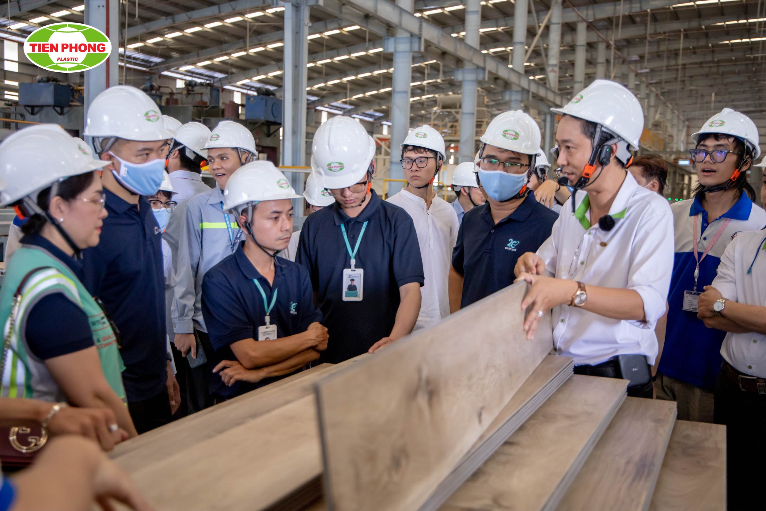 đoàn tham quan nhà máy nhựa tiền phong