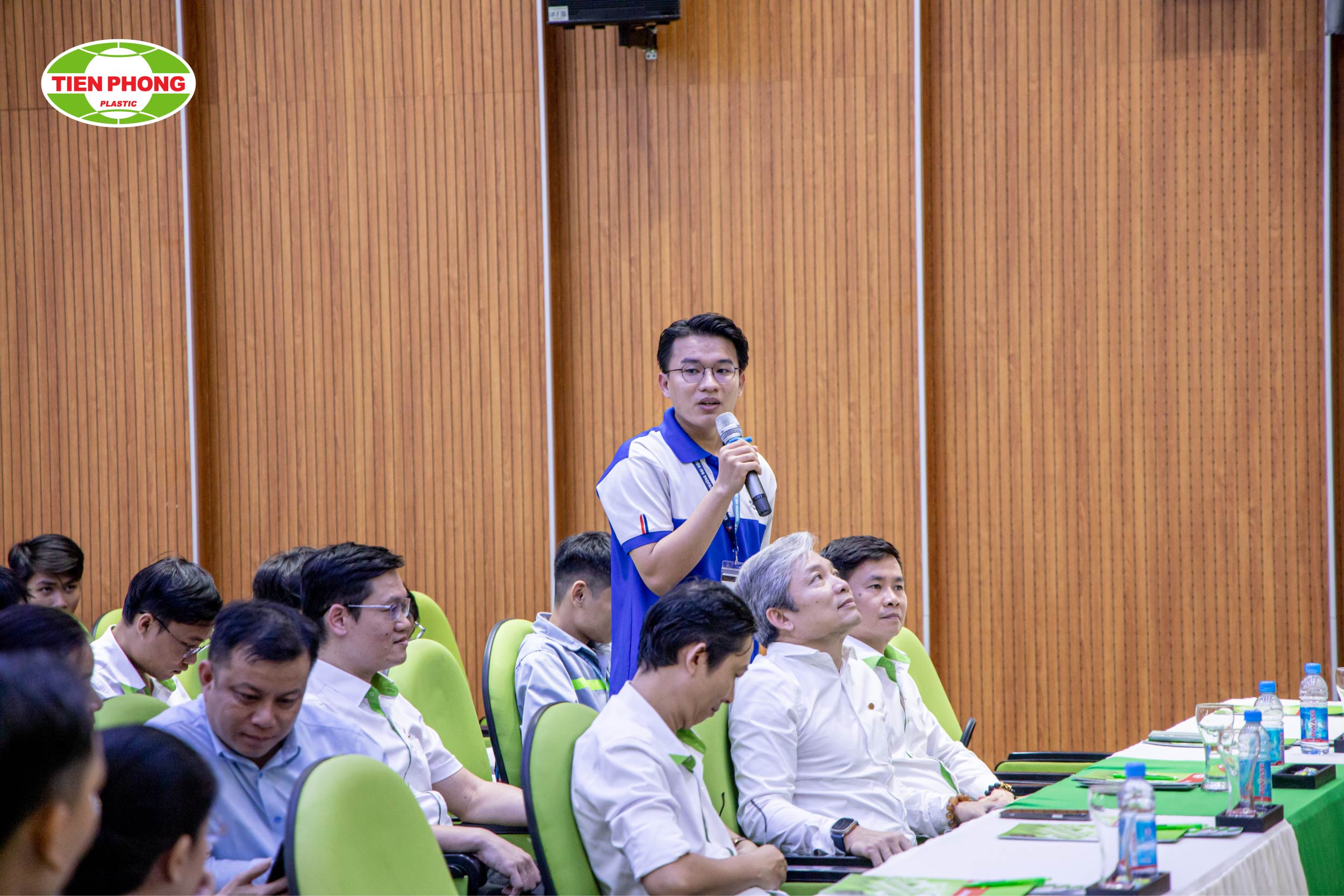 Các em sinh viên thảo luận sôi nổi cùng chuyên gia 