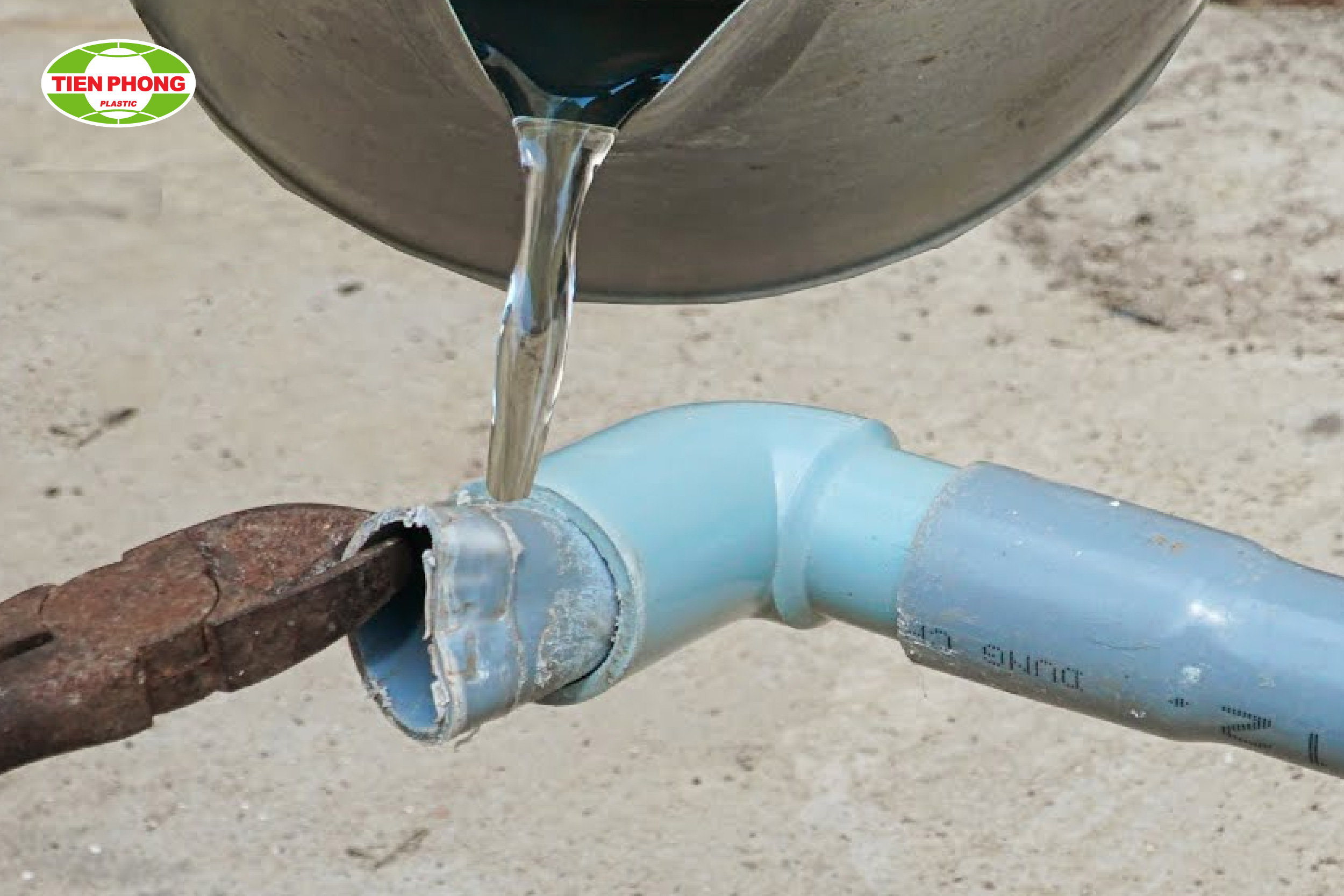 Tháo ống PVC-U đã dán keo bằng nước nóng
