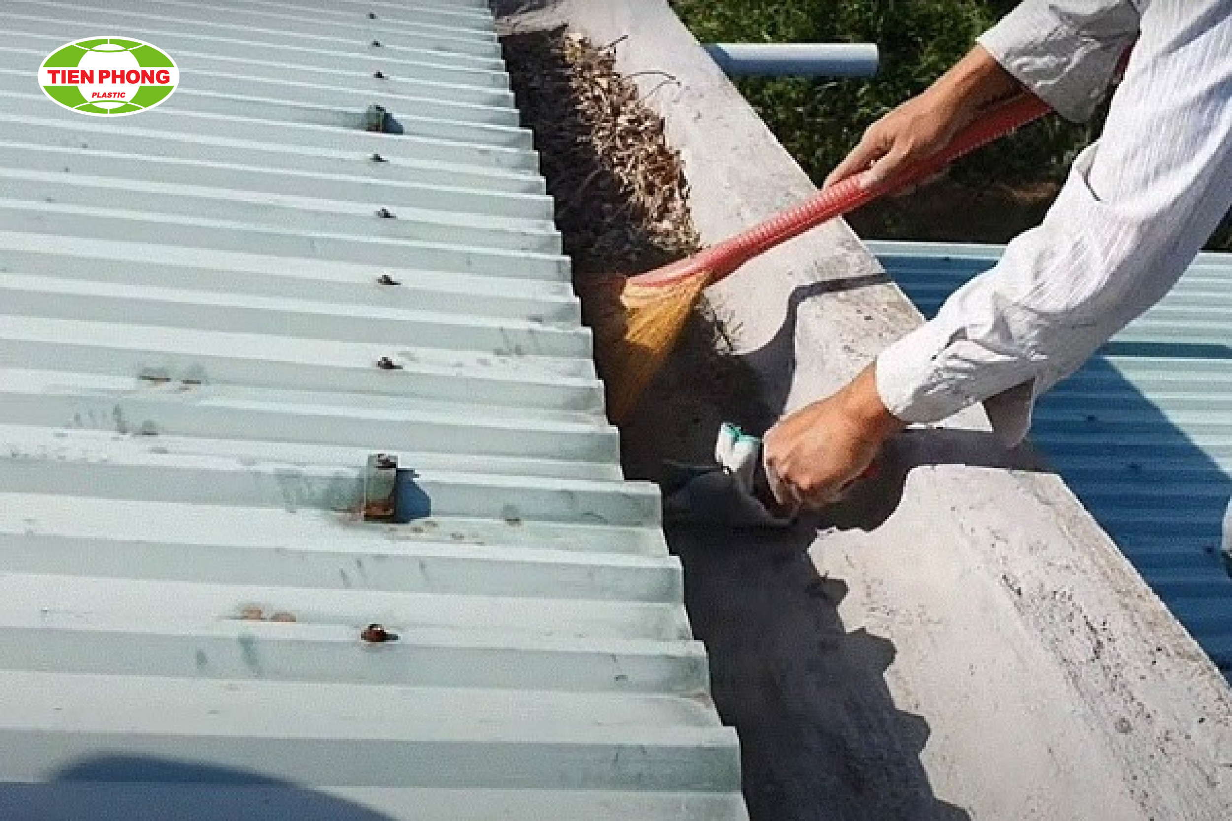 Vệ sinh máng xối