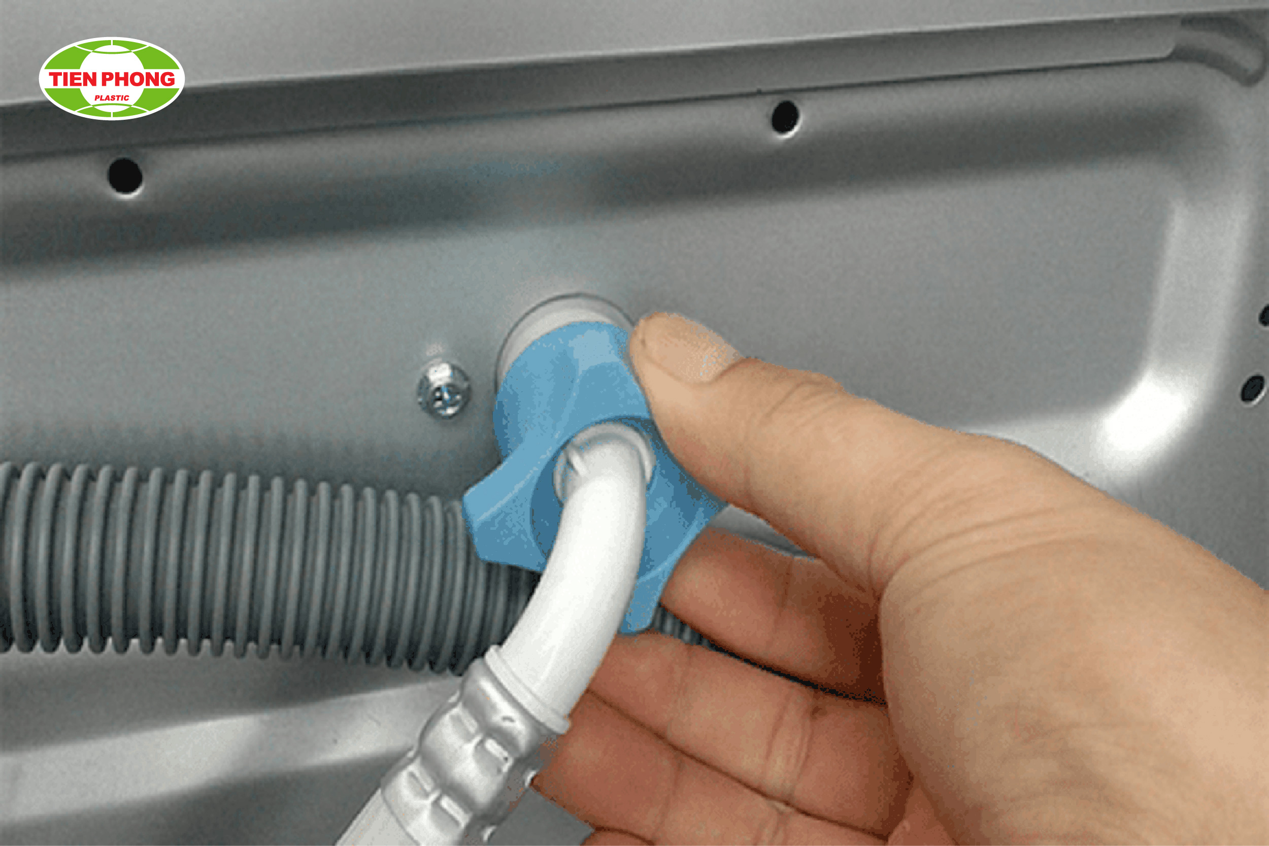 Tháo ống cấp nước cho máy giặt