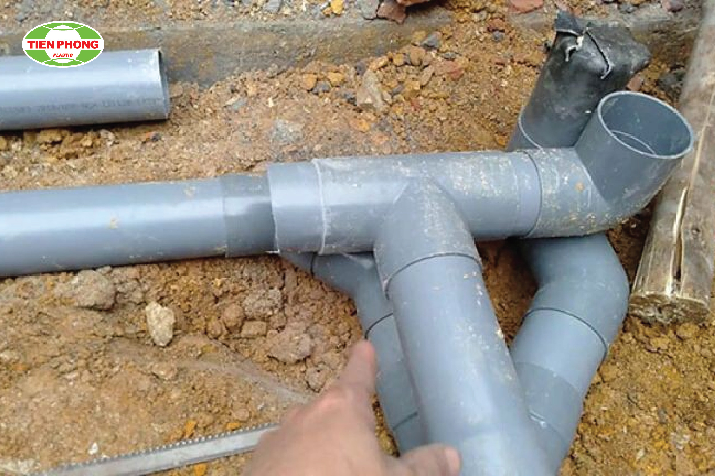 Lắp đặt các ống dẫn trong hệ thống hầm cầu