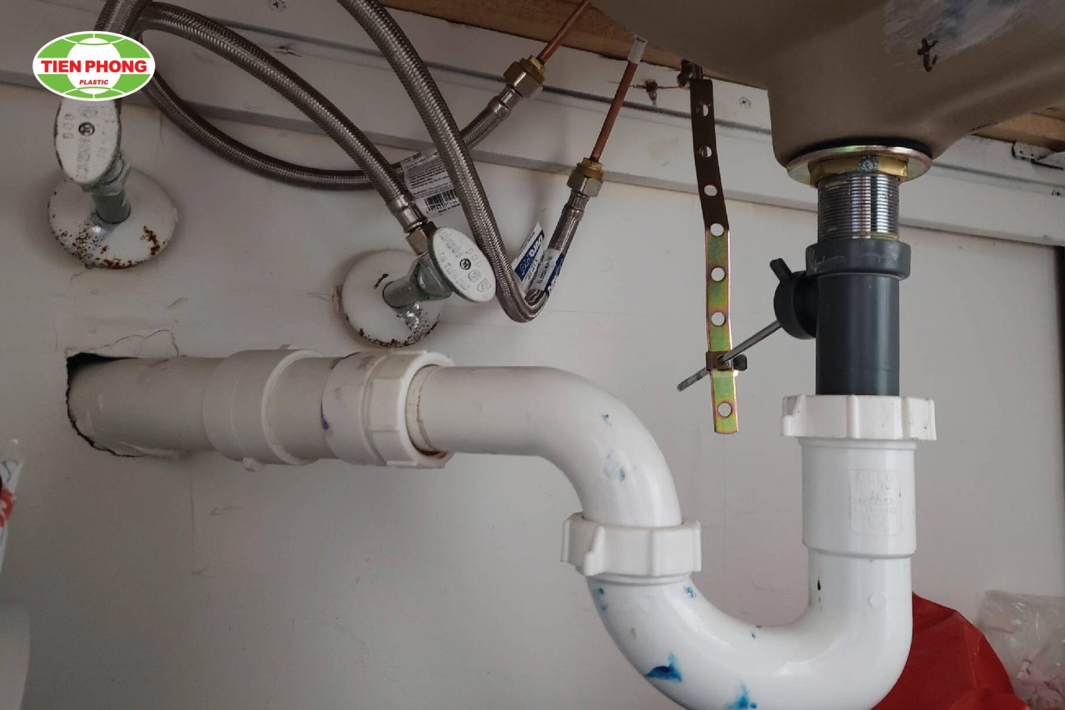 vệ sinh ống thoát nước bồn rửa chén