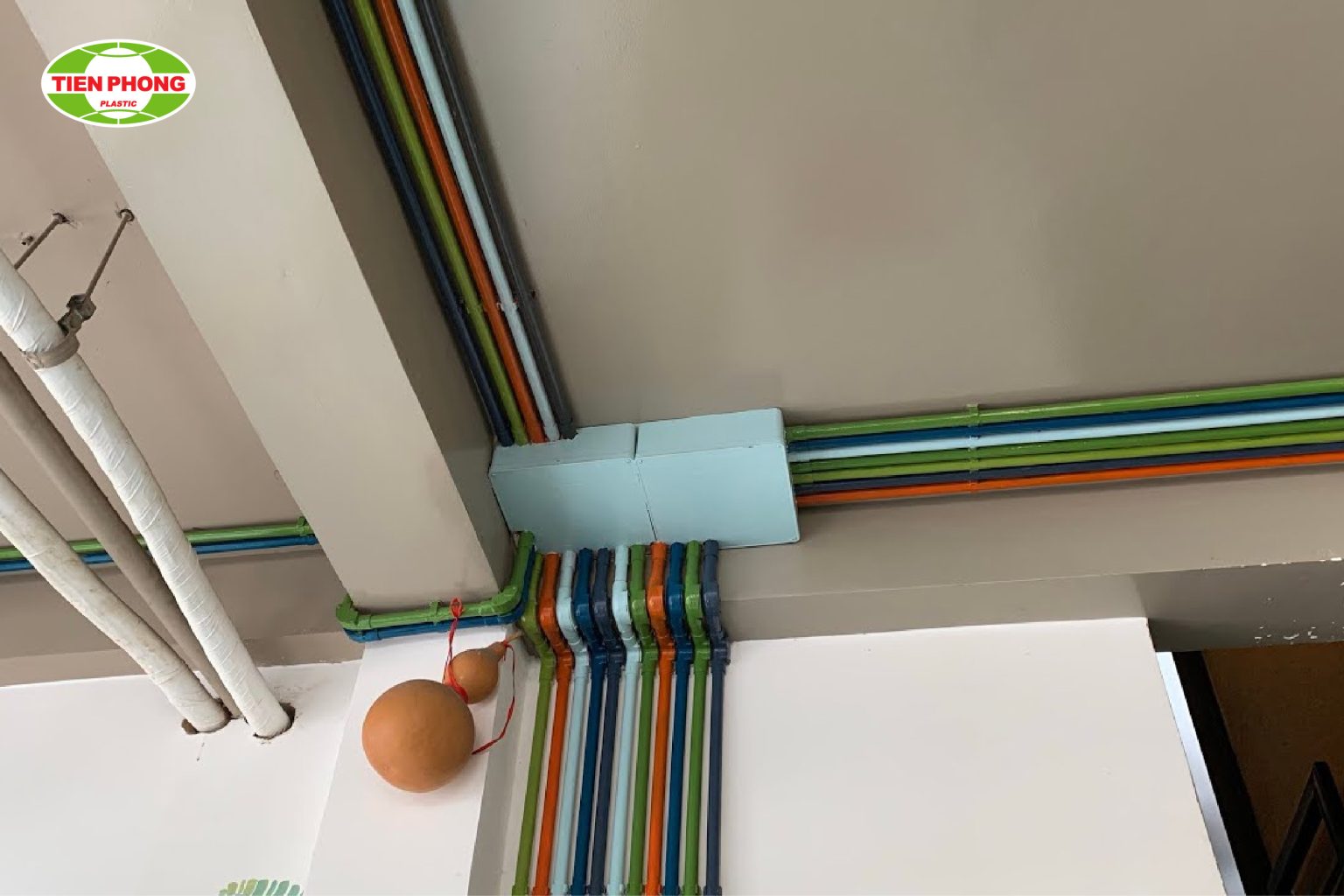 cách luồn dây điện nổi qua ống nhựa