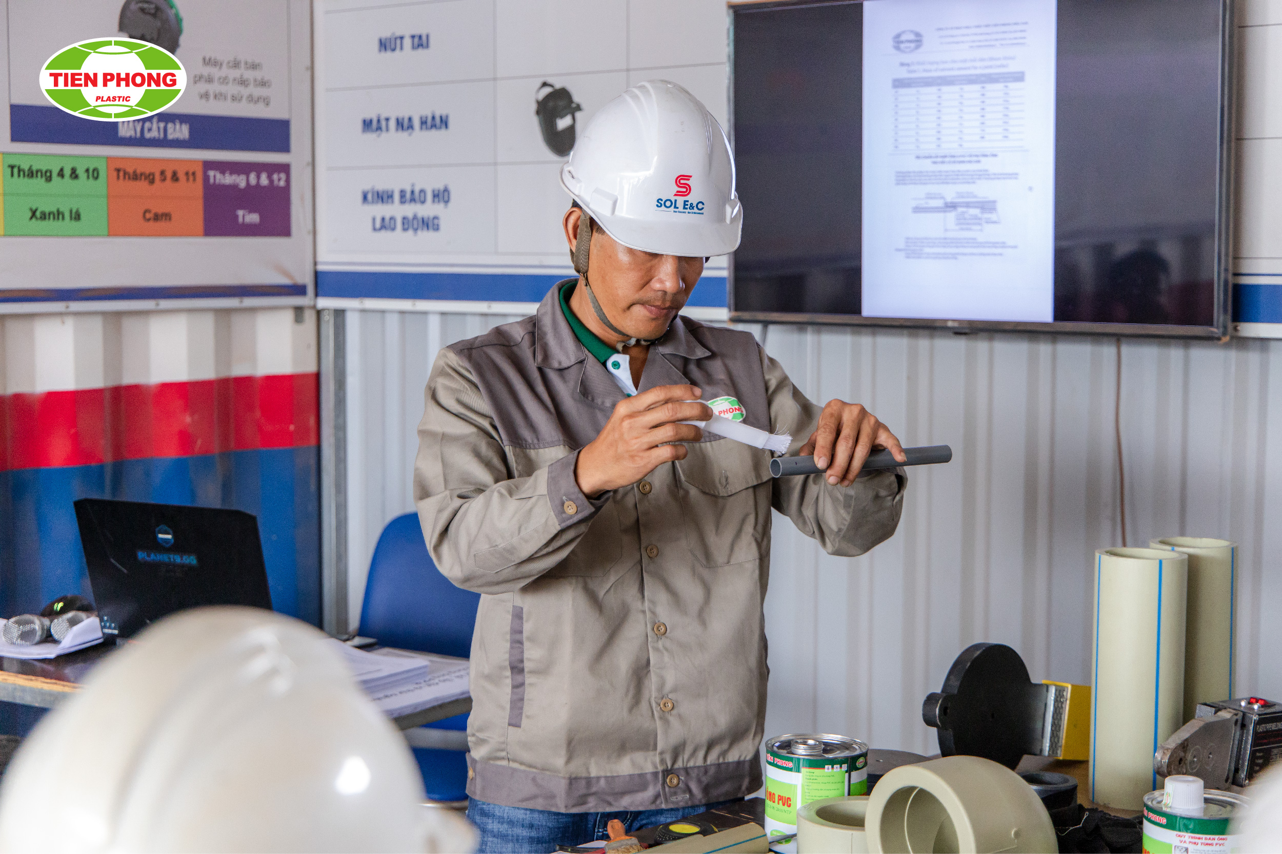 Thoa keo dán ống