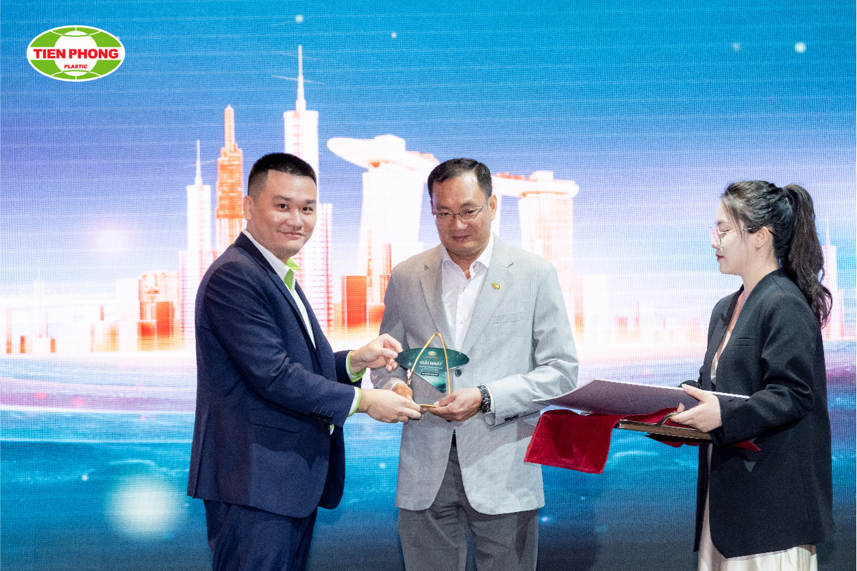 Ông Huỳnh Minh Hiếu – Phó TGĐ Kinh doanh trao giải nhất toàn hệ thống phía Nam cho Nhà phân phối Hội Ngộ Phương Nam