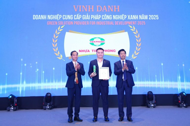 Ông Huỳnh Minh Hiếu - Phó Tổng Giám đốc Kinh doanh Công ty Cổ phần Nhựa Thiếu niên Tiền Phong phía Nam đại diện doanh nghiệp nhận giải thưởng