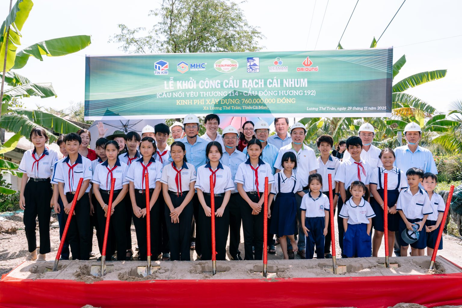 Đại diện lãnh đạo các cấp chính quyền, nhà tài trợ cùng người dân thực hiện nghi thức khởi công xây dựng Cầu Rạch Cái Nhum -“Cầu nối yêu thương 114”