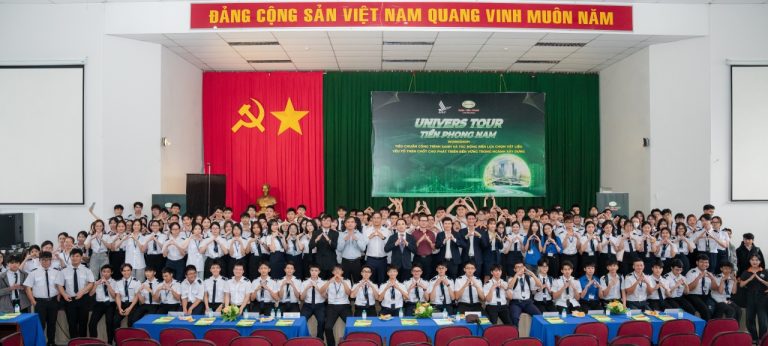 Các đại biểu từ Tiền Phong Nam, thầy cô giảng viên và các sinh viên Học viện Hàng không Việt Nam chụp hình lưu niệm kết thúc chương trình