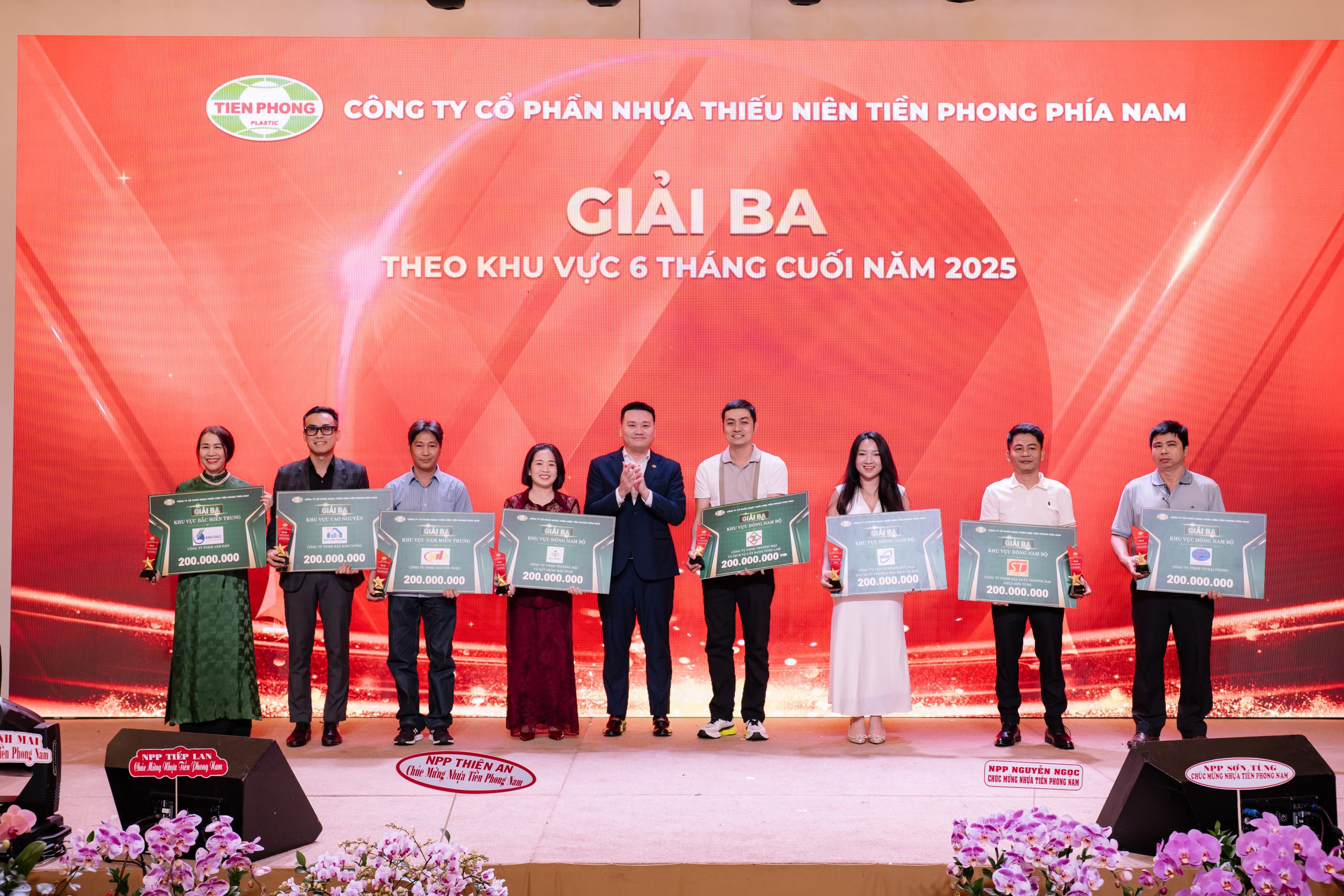 Ông Huỳnh Minh Hiếu - Phó Tổng Giám đốc Kinh doanh Tiền Phong Nam trao giải cho các nhà phân phối đạt giải Ba