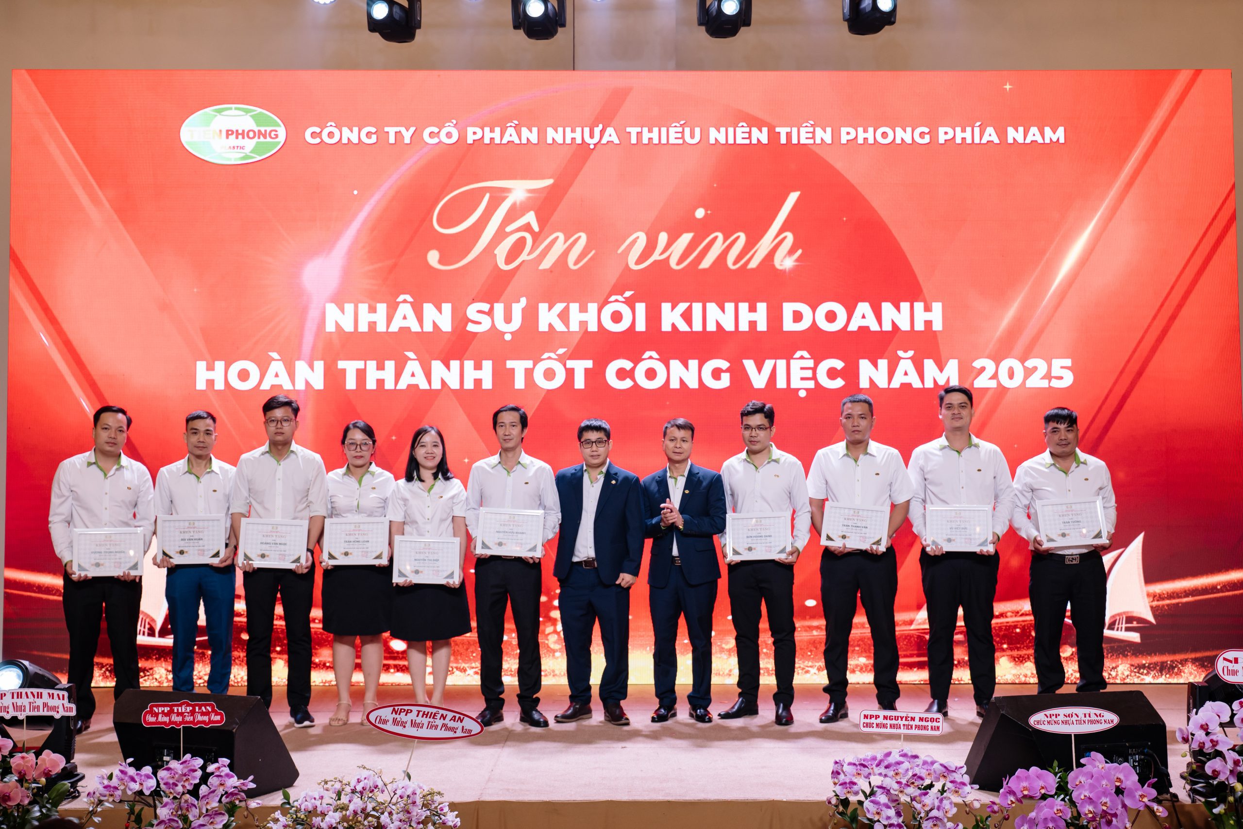 Đại diện lãnh đạo Tiền Phong Nam trao bằng khen cho các CBNV hoàn thành tốt công việc trong năm 2025
