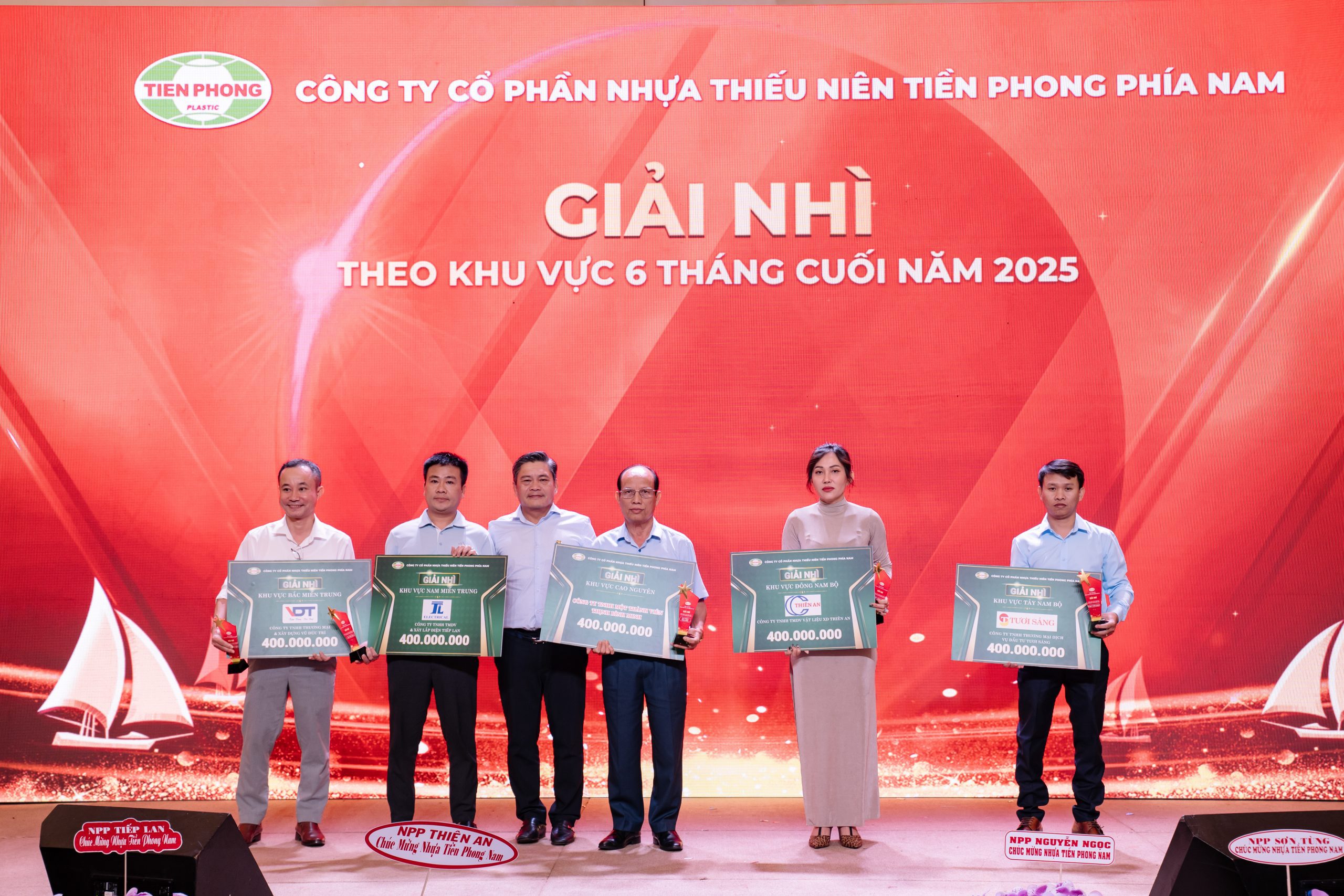 Ông Hồ Phi Hải - Phó Chủ tịch HĐQT, Tổng Giám đốc Tiền Phong Nam trao giải cho các nhà phân phối đạt giải Nhì