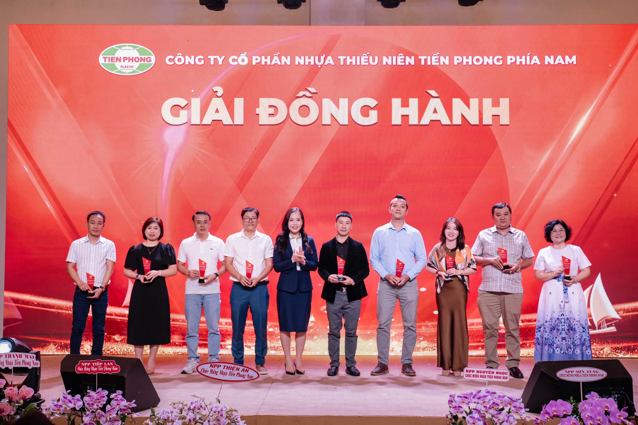 Bà Mai Thị Thanh Mai - Phó Giám đốc Kinh doanh Tiền Phong Nam, trao Top 10 Giải Đồng Hành cho các nhà phân phối duy trì sự phối hợp ổn định, đảm bảo tính liên tục và hiệu quả trong hoạt động phân phối sản phẩm Nhựa Tiền Phong