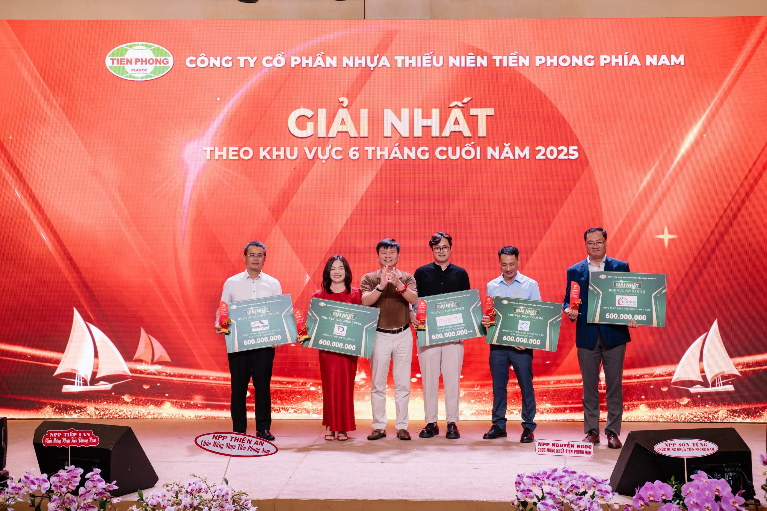Ông Đặng Quốc Dũng, Chủ tịch HĐQT Tiền Phong Nam trao giải cho các nhà phân phối đạt giải Nhất.