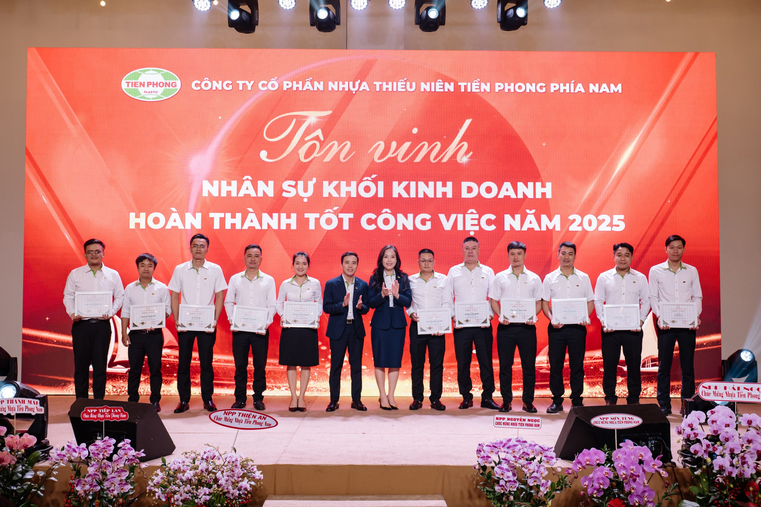 Đại diện lãnh đạo Tiền Phong Nam trao bằng khen cho các CBNV hoàn thành tốt công việc