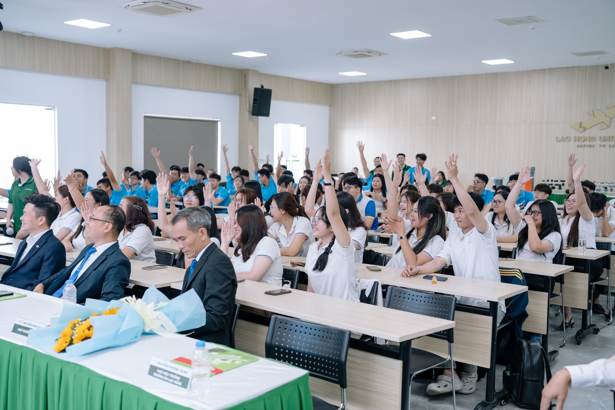 Sinh viên hào hứng tham gia minigame trong quá trình diễn ra workshop