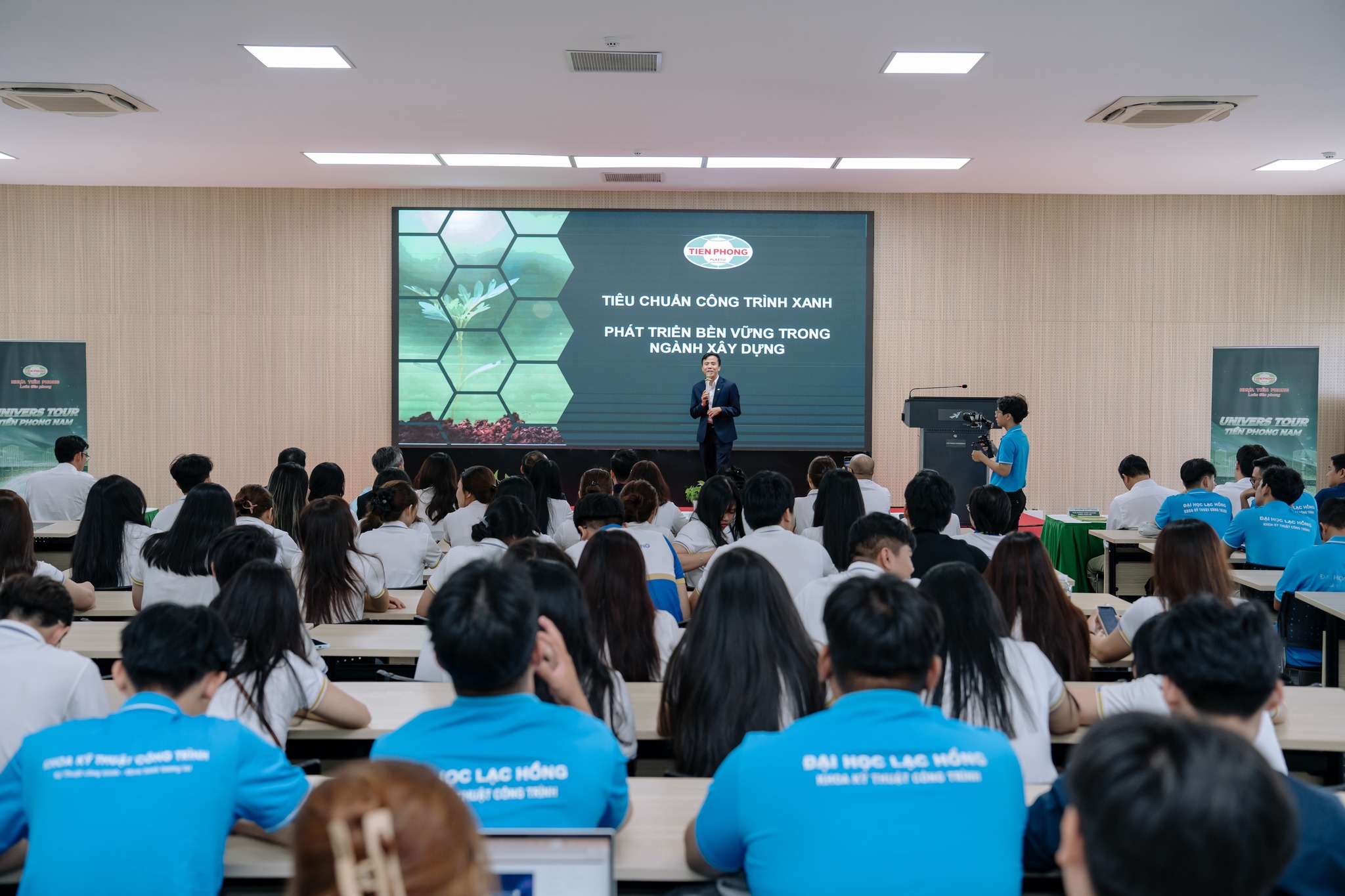 Ông Phạm Hồng Tuấn - Phó Giám đốc Kinh doanh Công ty Cổ phần Nhựa Thiếu niên Tiền Phong phía Nam trình bày nội dung workshop chuyên môn tại chương trình.