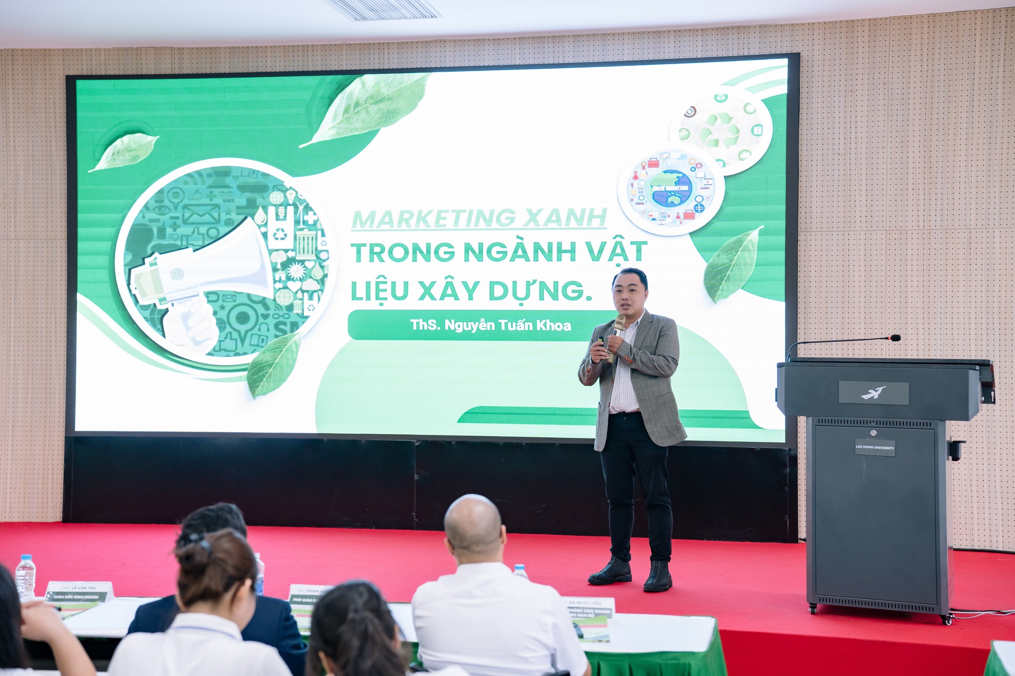 ThS Nguyễn Tuấn Khoa - Giảng viên Trường Đại học Kinh tế Tài chính Tp.HCM, Giám đốc Công ty CP Nhất Tâm Agency trình bày góc nhìn Marketing Xanh, giúp sinh viên hiểu cách vật liệu xanh tiếp cận thị trường.