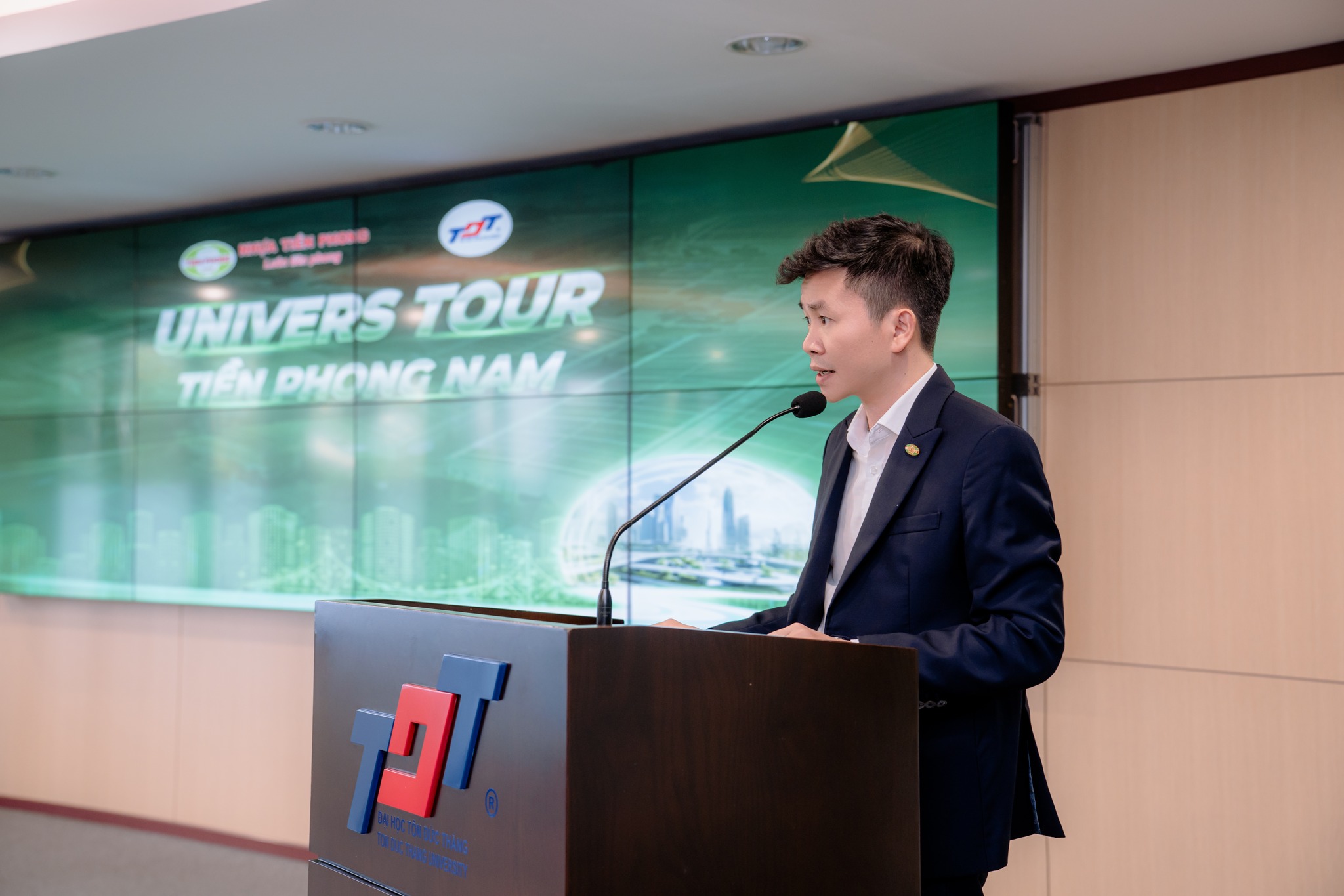 Ông Lê Văn Thu - Giám đốc Kinh doanh Công ty Cổ phần Nhựa Thiếu niên Tiền Phong phía Nam chia sẻ về vai trò kết nối thực tiễn sản xuất với môi trường đào tạo tại Univers Tour