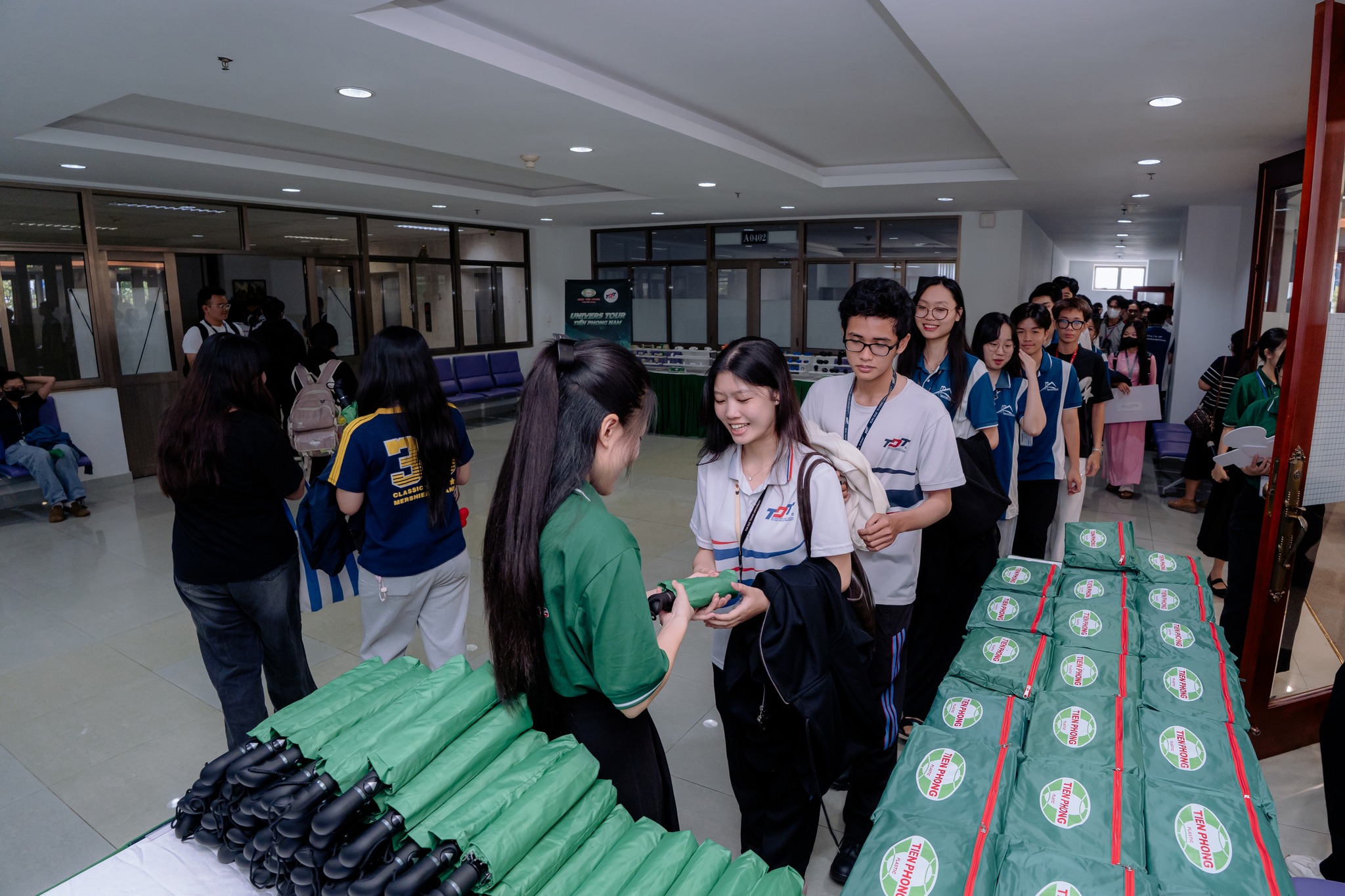 Niềm vui của sinh viên khi nhận những phần quà từ chương trình của Univers Tour Tiền Phong Nam