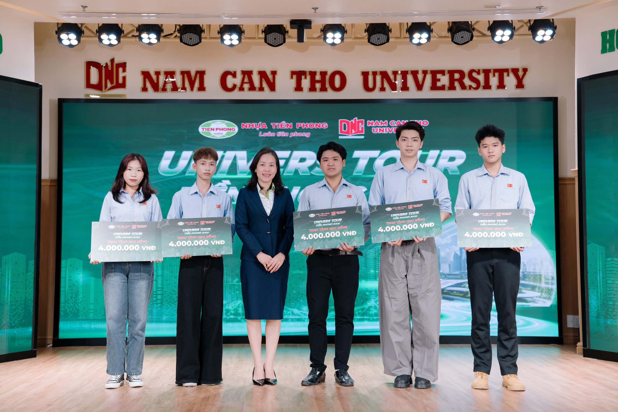 Đại diện doanh nghiệp, bà Mai Thị Thanh Mai - Phó Giám đốc Kinh doanh Công ty Cổ phần Nhựa Thiếu niên Tiền Phong phía Nam trao học bổng, ghi nhận nỗ lực của các sinh viên tiêu biểu