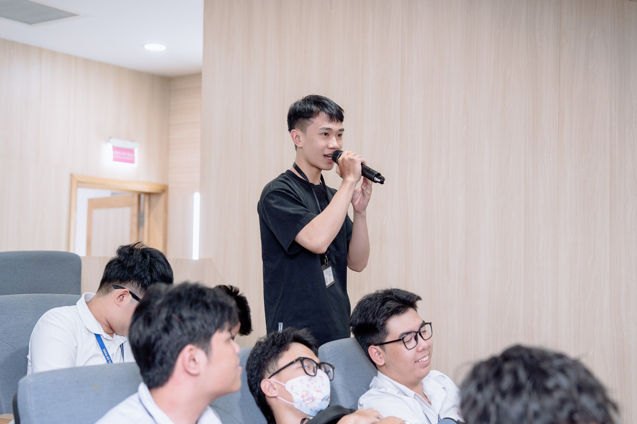 Không khí sôi nổi khi sinh viên tham gia trả lời câu hỏi và tương tác với diễn giả