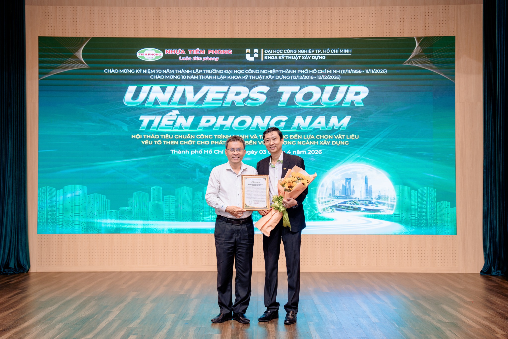 Đại diện Nhà trường và Doanh nghiệp trao hoa, đánh dấu cột mốc hợp tác tại chương trình