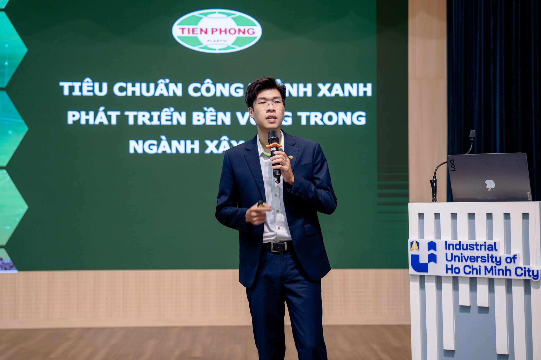 Ông Phí Mạnh Hùng - Chuyên viên phát triển thị trường trình bày workshop về tiêu chuẩn công trình xanh và lựa chọn vật liệu