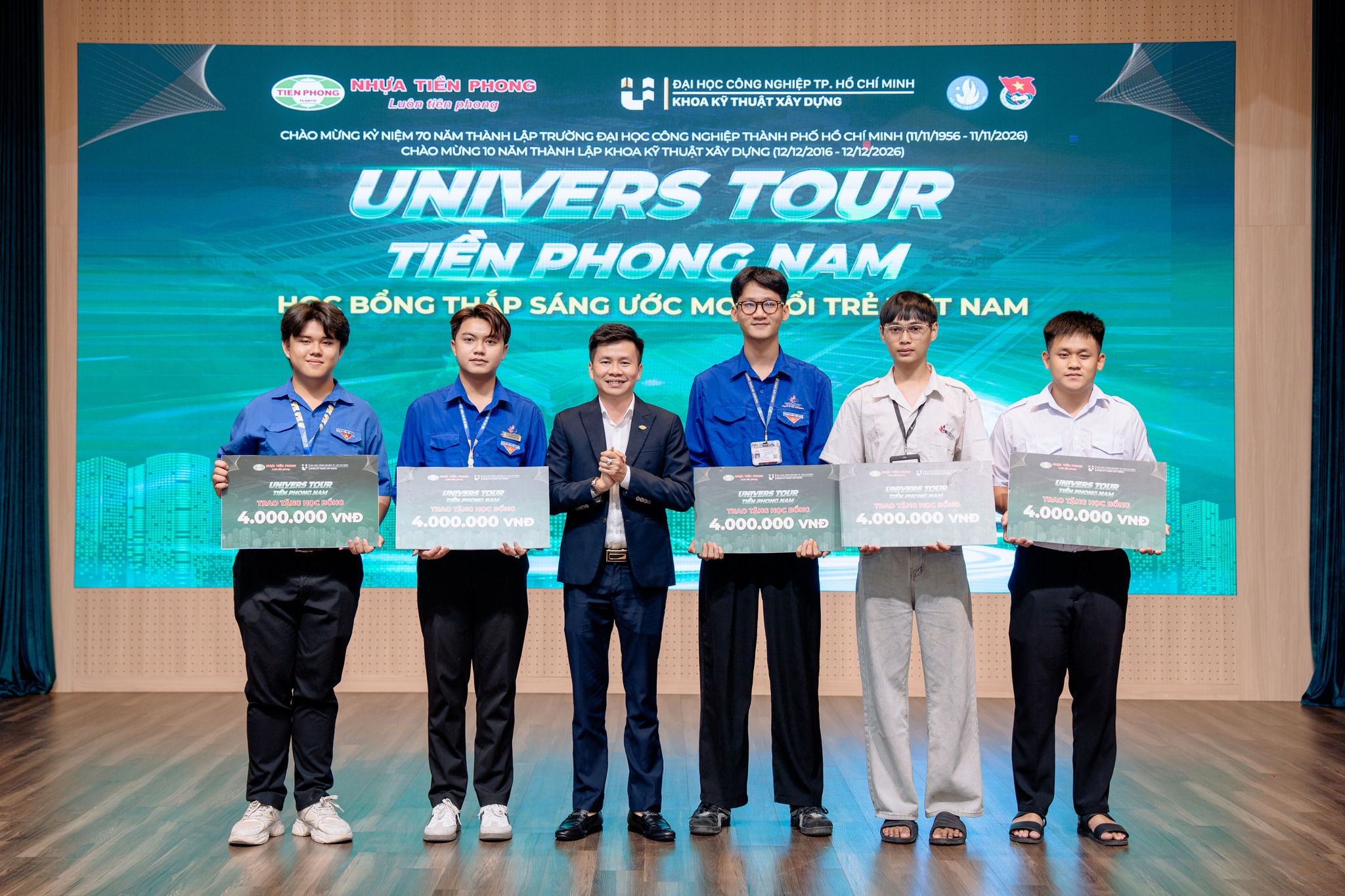 Ông Lê Văn Thu - Giám đốc Kinh doanh trao học bổng cho sinh viên tiêu biểu của Khoa Kỹ thuật Xây dựng