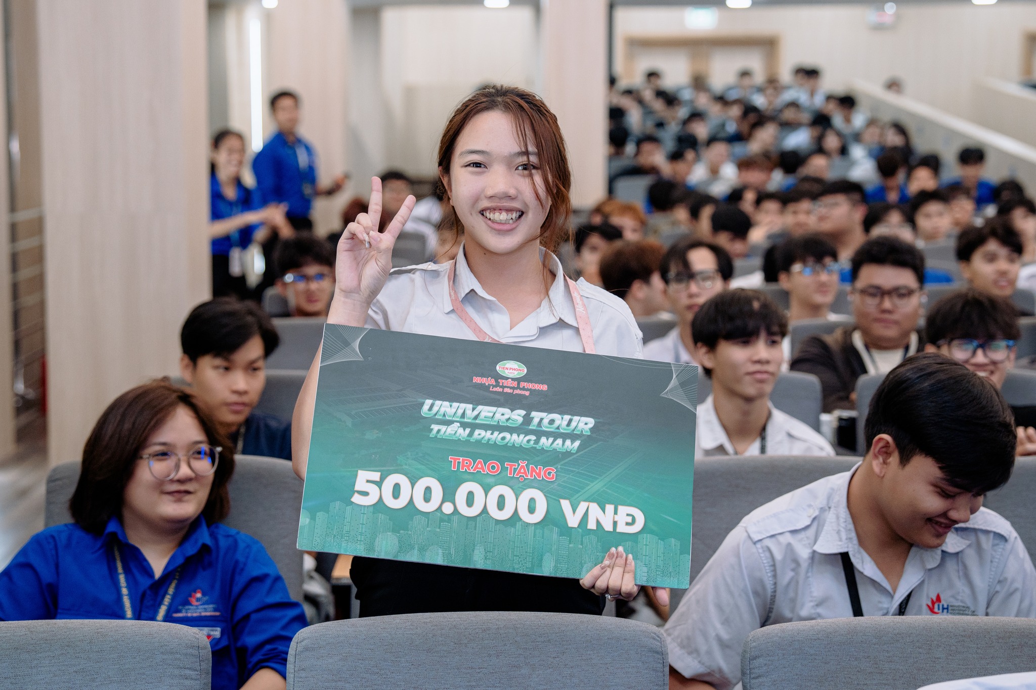 Niềm vui lan tỏa khi sinh viên nhận phần thưởng từ minigame tại chương trình của Univers Tour Tiền Phong Nam