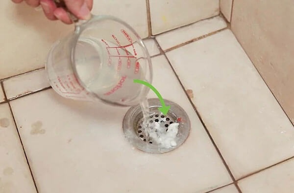 Xử lý cống thoát nước bị trào ngược bằng baking soda