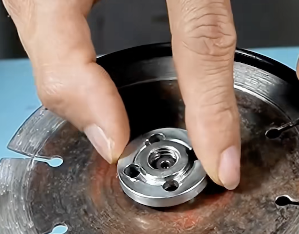 Lắp đặt lưỡi cắt của máy cắt