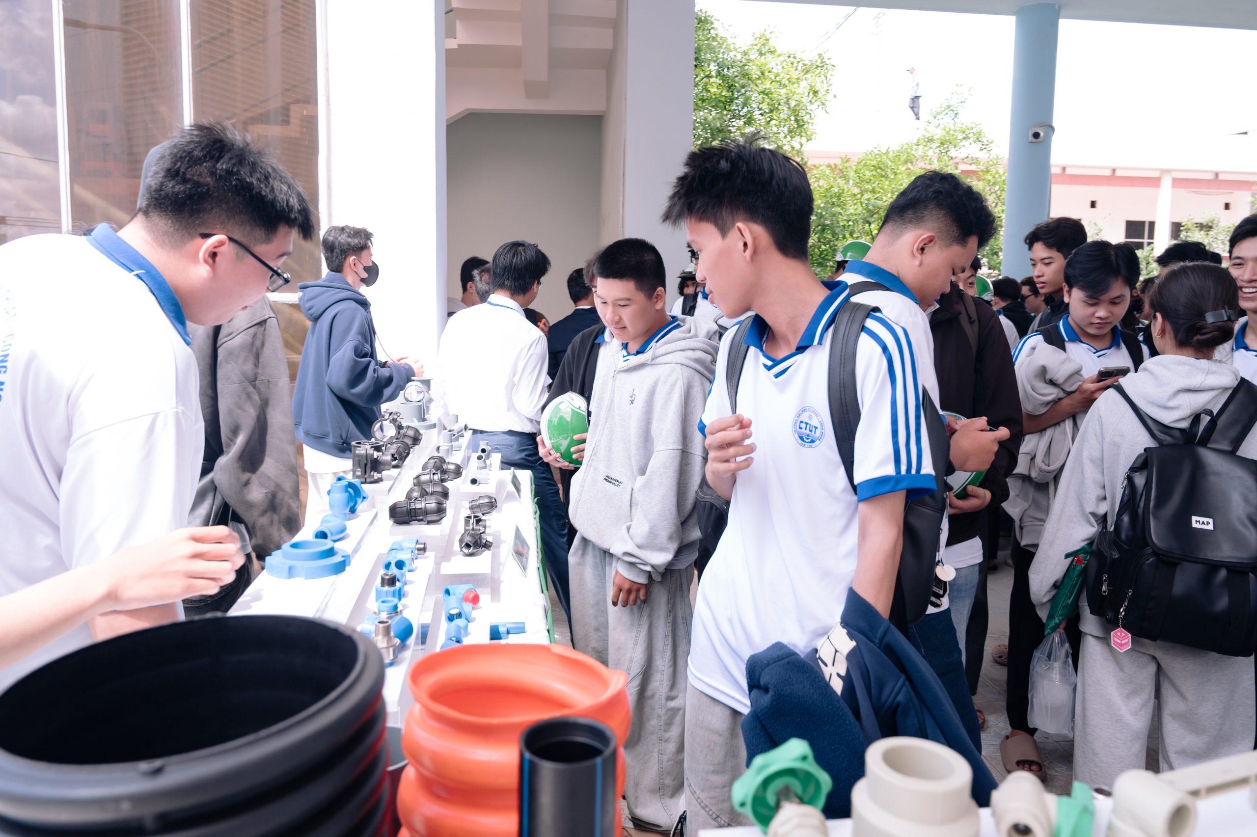 Khu vực trải nghiệm sản phẩm và giải pháp vật liệu của Nhựa Tiền Phong thu hút đông đảo sinh viên tham quan và tìm hiểu tại chương trình.