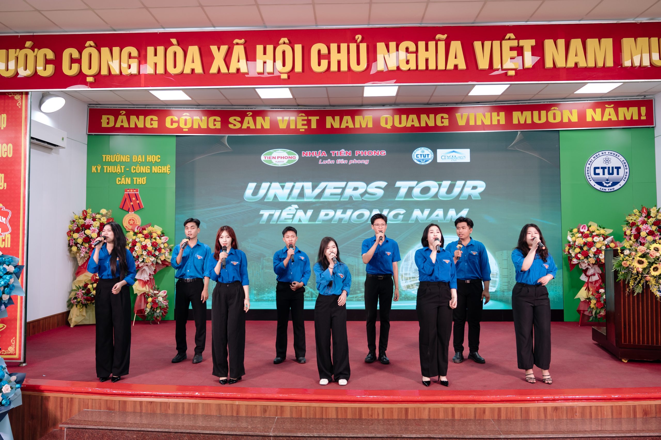 Màn trình diễn mở đầu đầy cảm xúc đã góp phần tạo nên bầu không khí trẻ trung, sôi nổi cho chương trình.