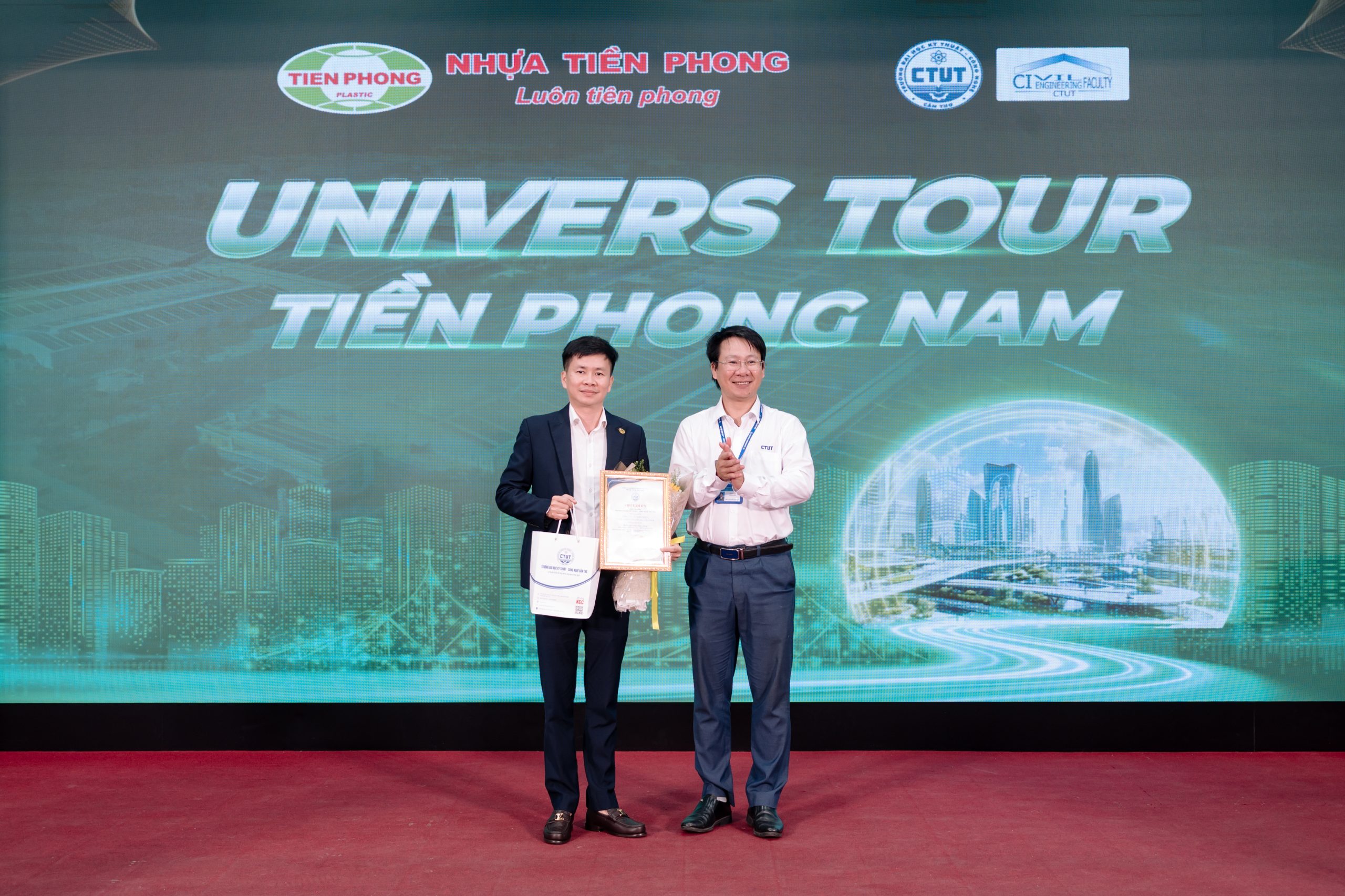 Đại diện Nhà trường và doanh nghiệp cùng trao hoa lưu niệm, đánh dấu sự gắn kết trong các hoạt động kết nối đào tạo với thực tiễn ngành nghề.