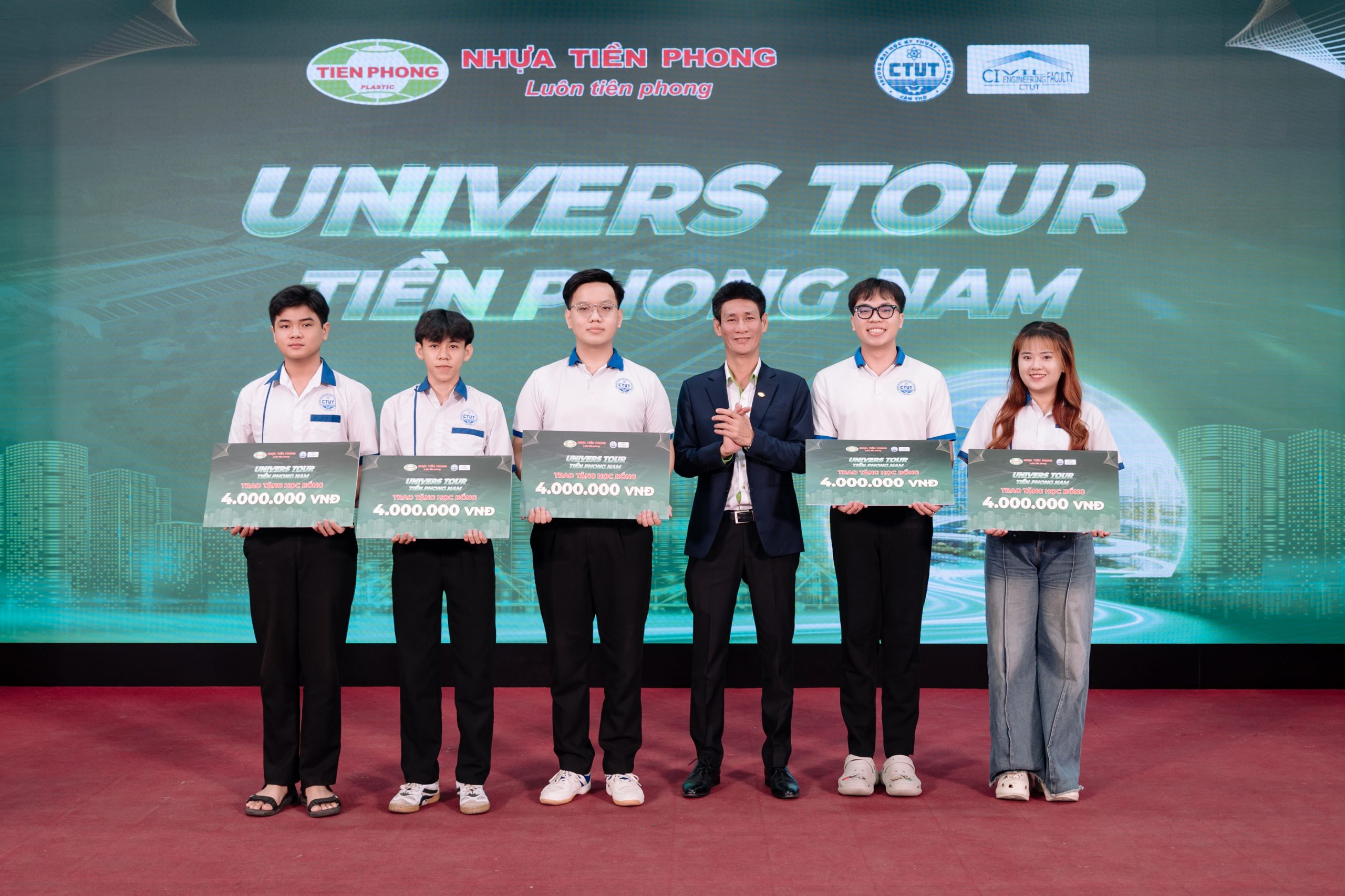 Khoảnh khắc trao học bổng đã trở thành điểm nhấn ý nghĩa của chương trình, lan tỏa tinh thần đồng hành cùng sinh viên trên hành trình chinh phục tri thức.