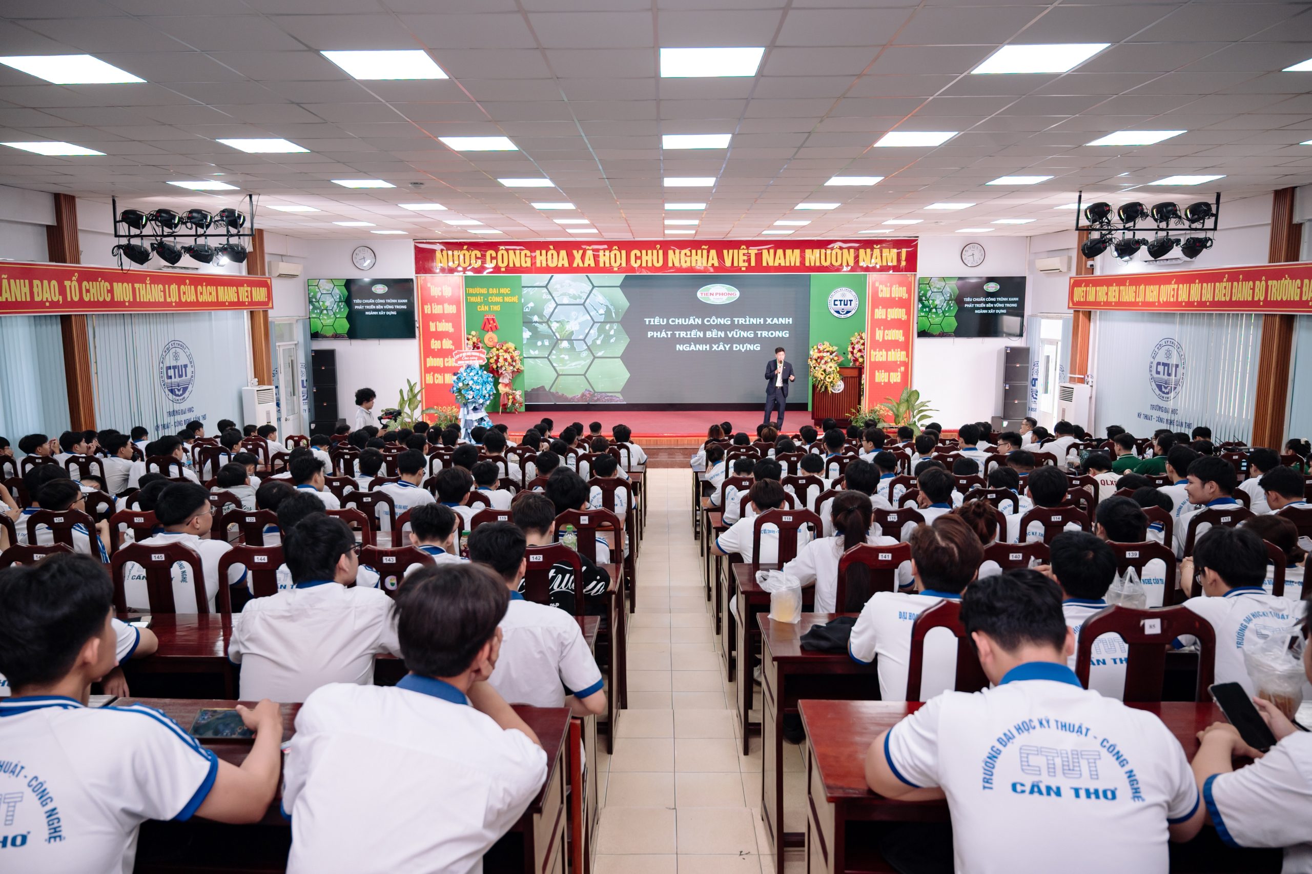 Sinh viên tập trung lắng nghe những chia sẻ xoay quanh xu hướng công trình xanh và giải pháp vật liệu bền vững trong ngành xây dựng.