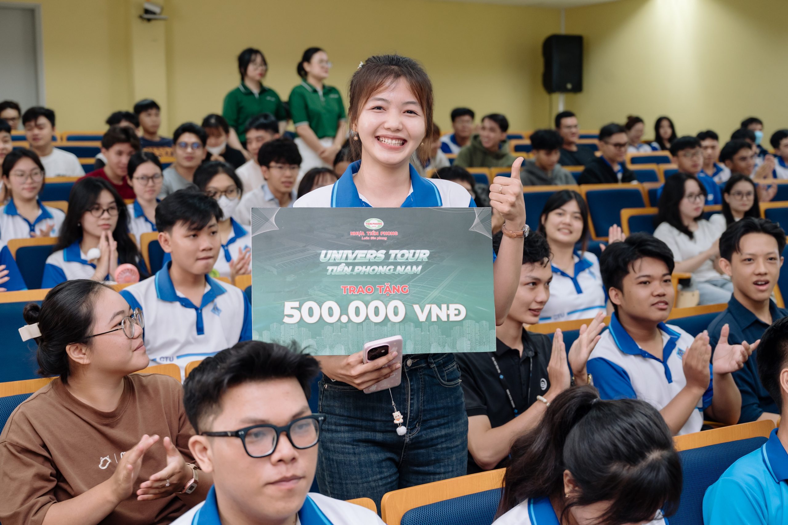 Sinh viên hào hứng nhận quà sau khi chinh phục các câu hỏi xoay quanh kiến thức ngành xây dựng và nội dung workshop.