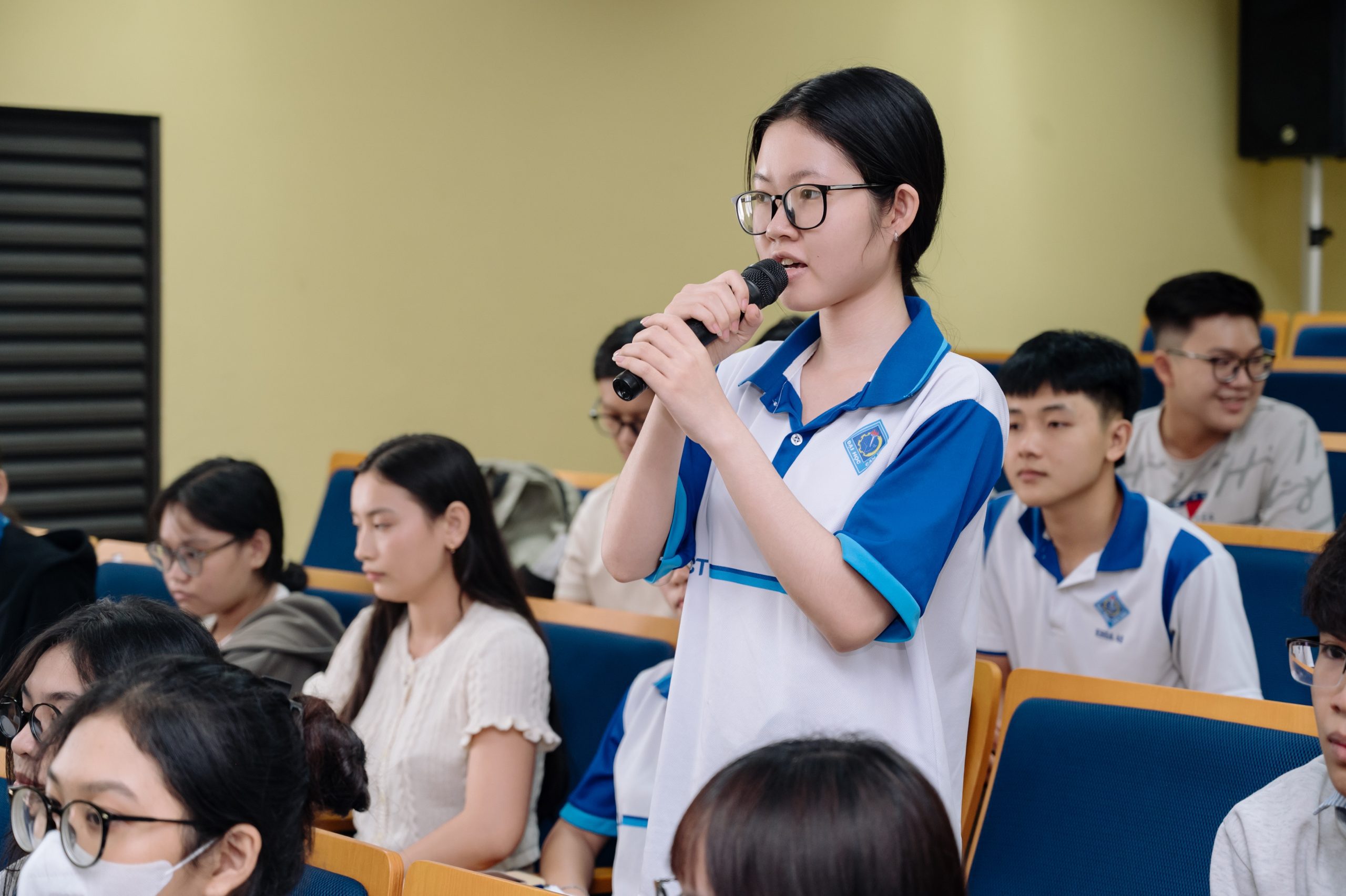 Những câu hỏi thú vị trong phần Quiz Game không chỉ tạo nên nhiều khoảnh khắc hào hứng mà còn giúp sinh viên củng cố thêm kiến thức sau workshop.