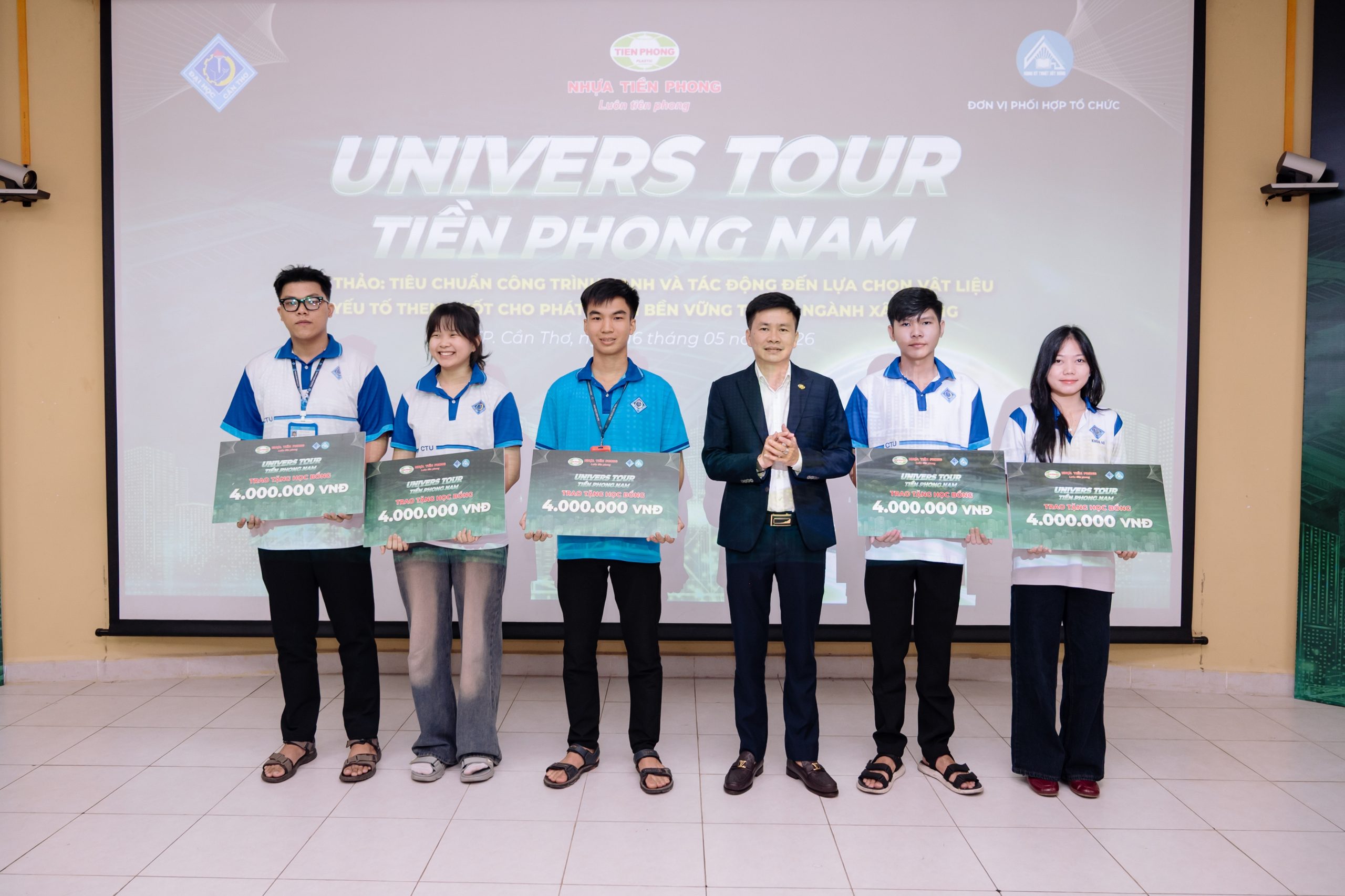 Đại diện doanh nghiệp, ông Lê Văn Thu - Giám đốc Kinh doanh đã trực tiếp trao học bổng và gửi lời chúc mừng đến các sinh viên được vinh danh tại chương trình.