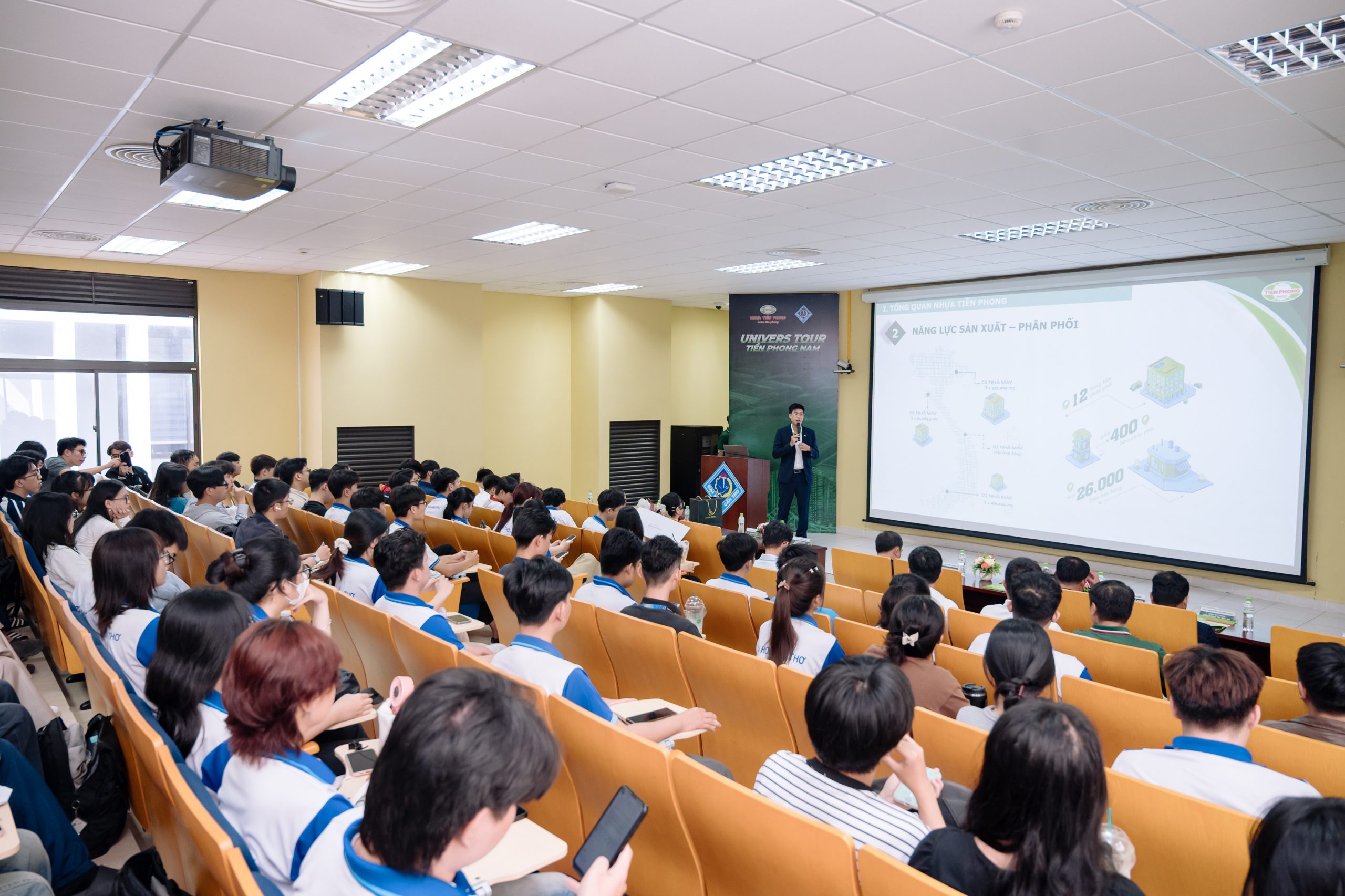 Nhiều nội dung chuyên môn gắn với thực tiễn ngành nghề đã thu hút sự quan tâm và tham gia sôi nổi của đông đảo sinh viên tại workshop.