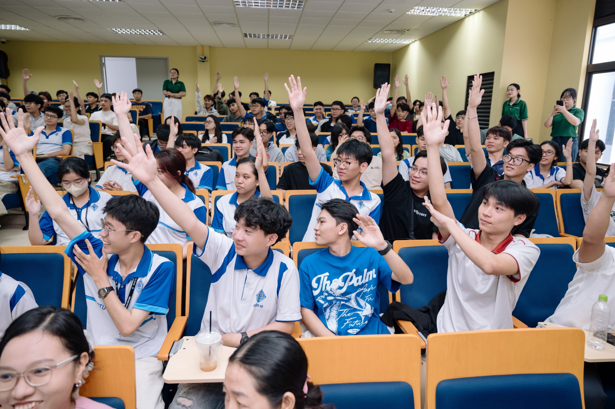 Sinh viên tích cực tham gia trả lời các câu hỏi tương tác, tạo nên nhiều khoảnh khắc sôi động và gắn kết tại chương trình.
