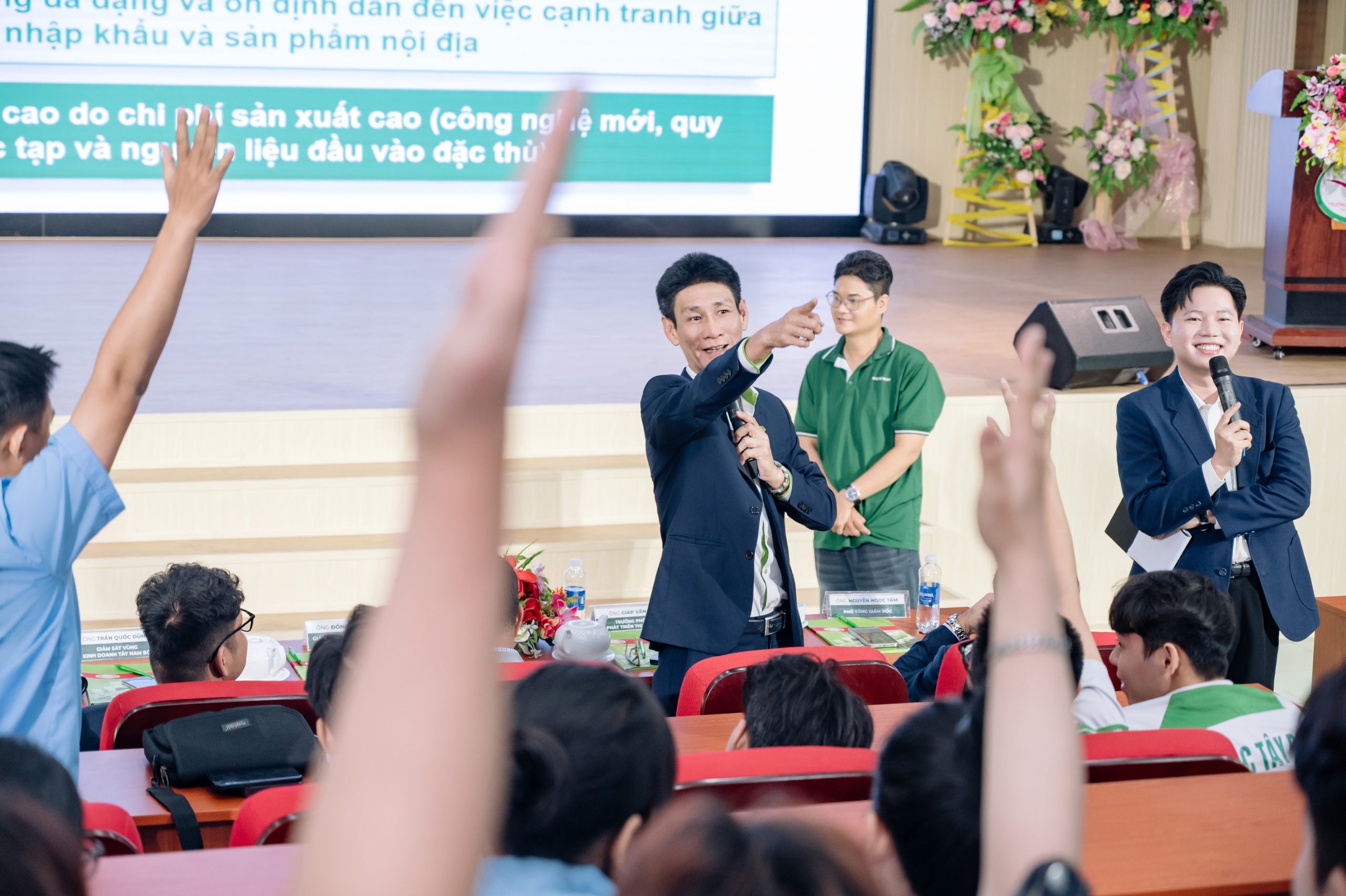 Đại diện Công ty Cổ phần Nhựa Thiếu niên Tiền Phong phía Nam giao lưu và đặt câu hỏi tương tác cùng sinh viên trong phần Quiz Game của chương trình.