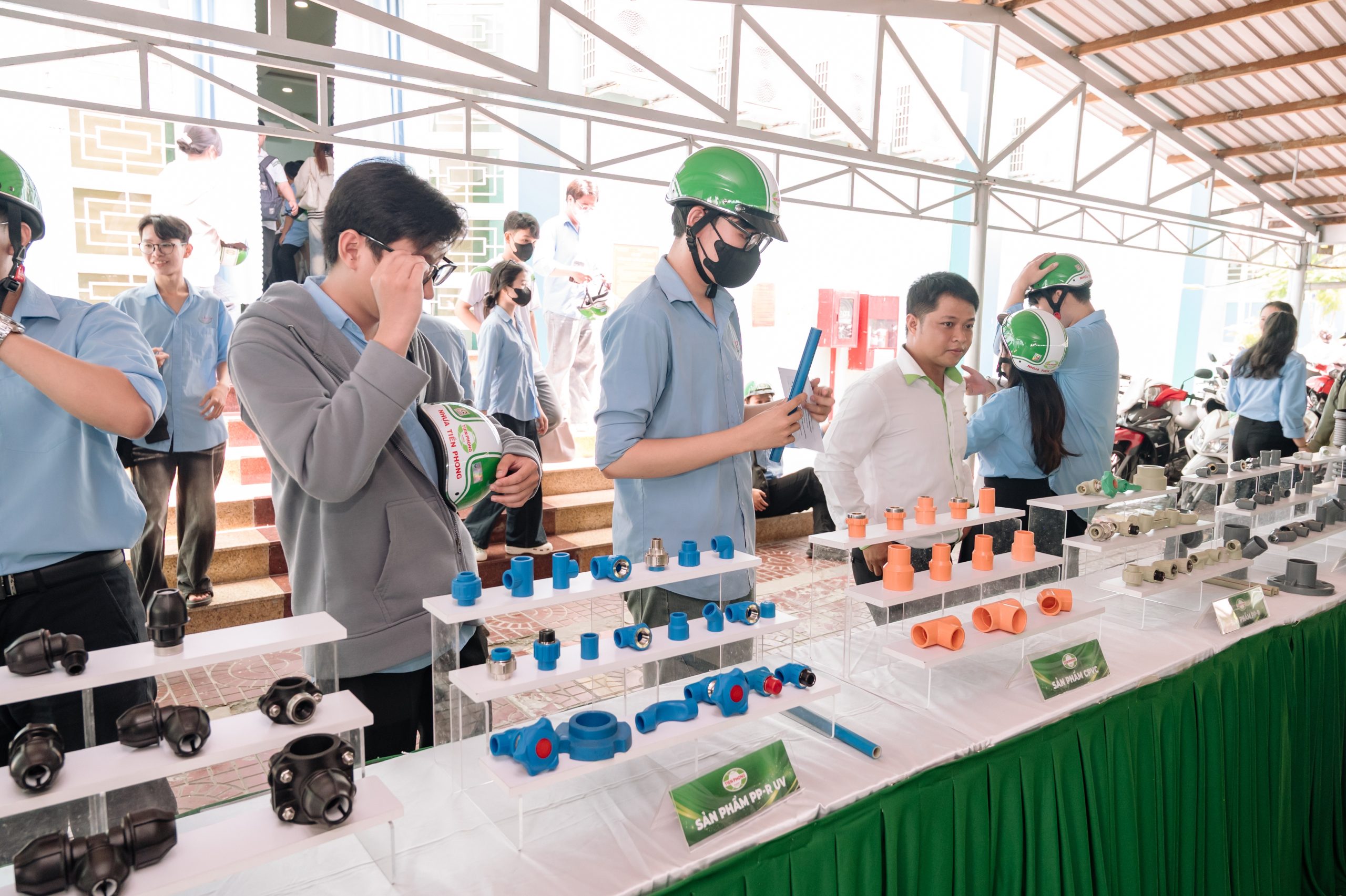 Sinh viên trực tiếp khám phá cấu trúc, đặc tính kỹ thuật và ứng dụng thực tế của các dòng vật liệu PP-R, PVC-U và HDPE tại chương trình.