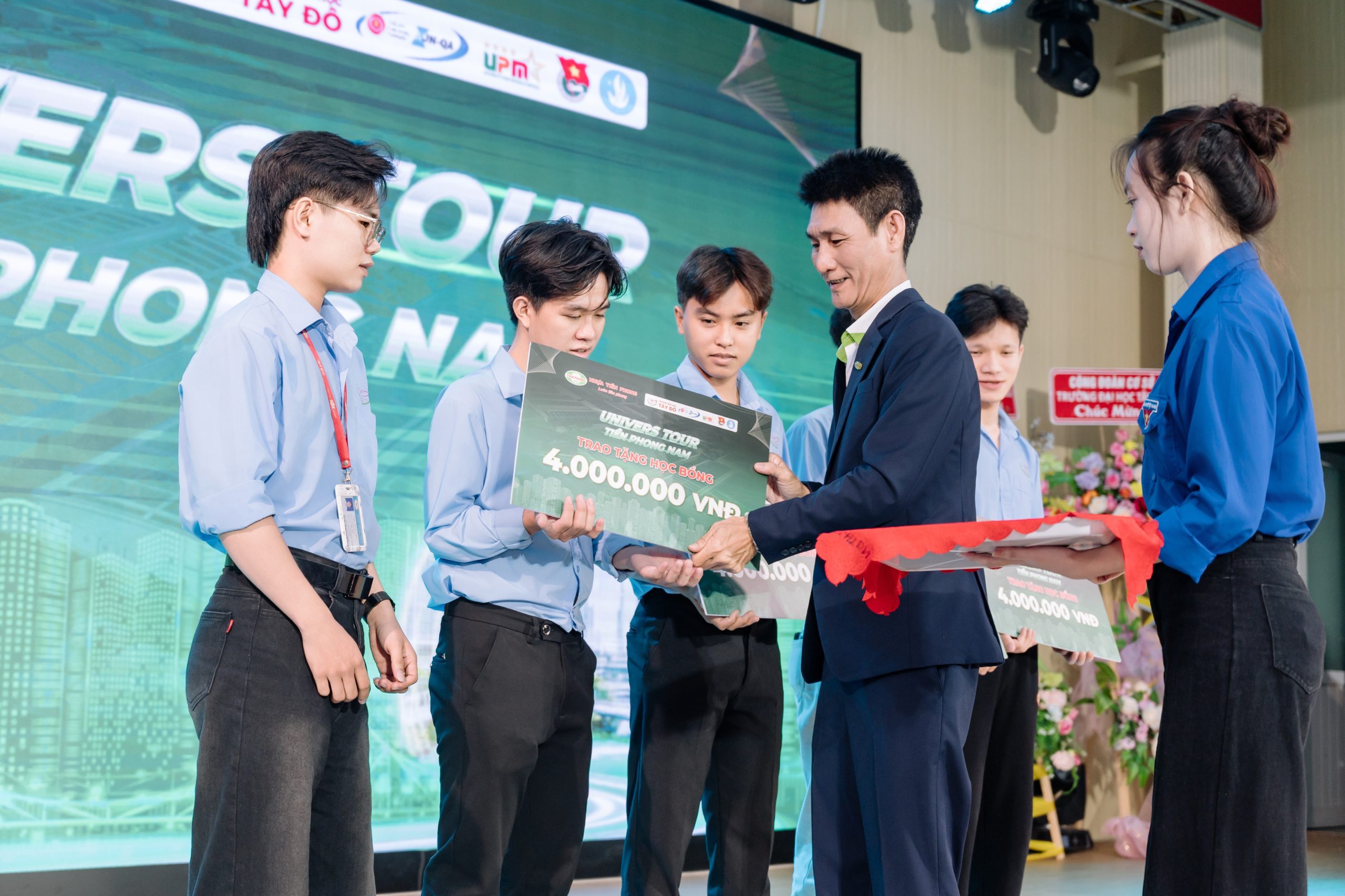 Những suất học bổng ý nghĩa được trao tận tay các sinh viên tiêu biểu Khoa Kỹ thuật - Công nghệ tại chương trình.